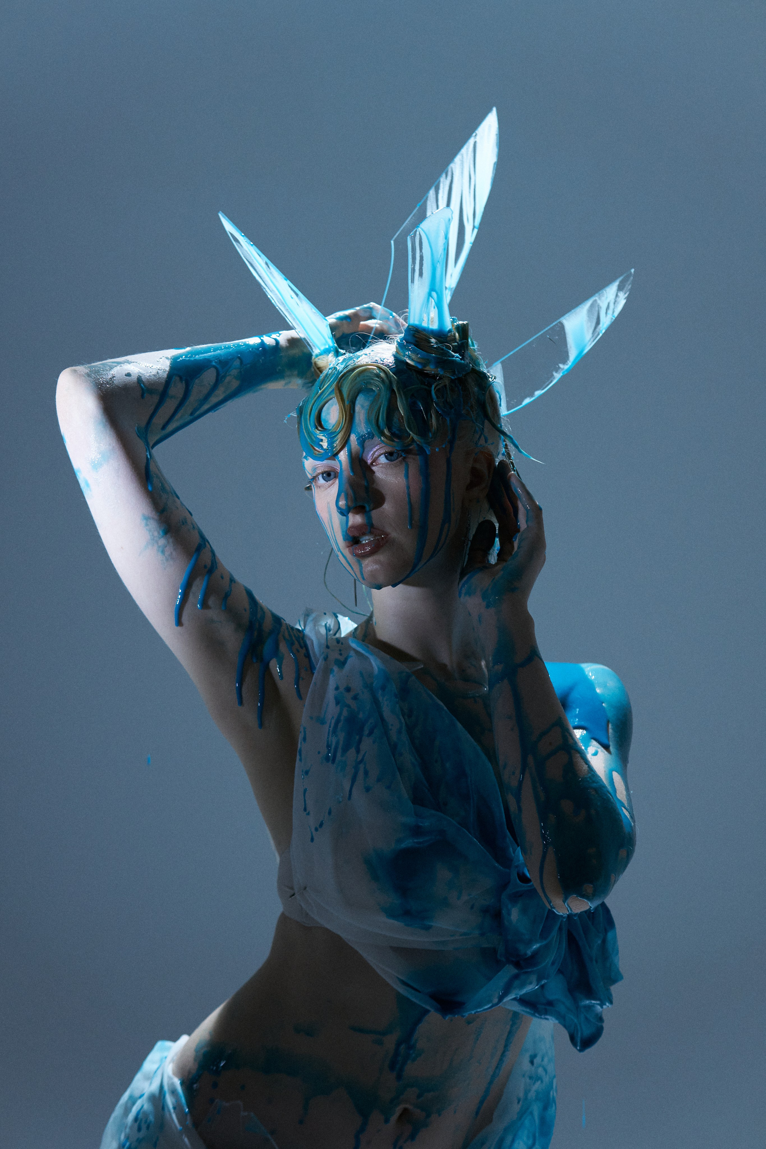 Девушка модель блондинка в синей краске