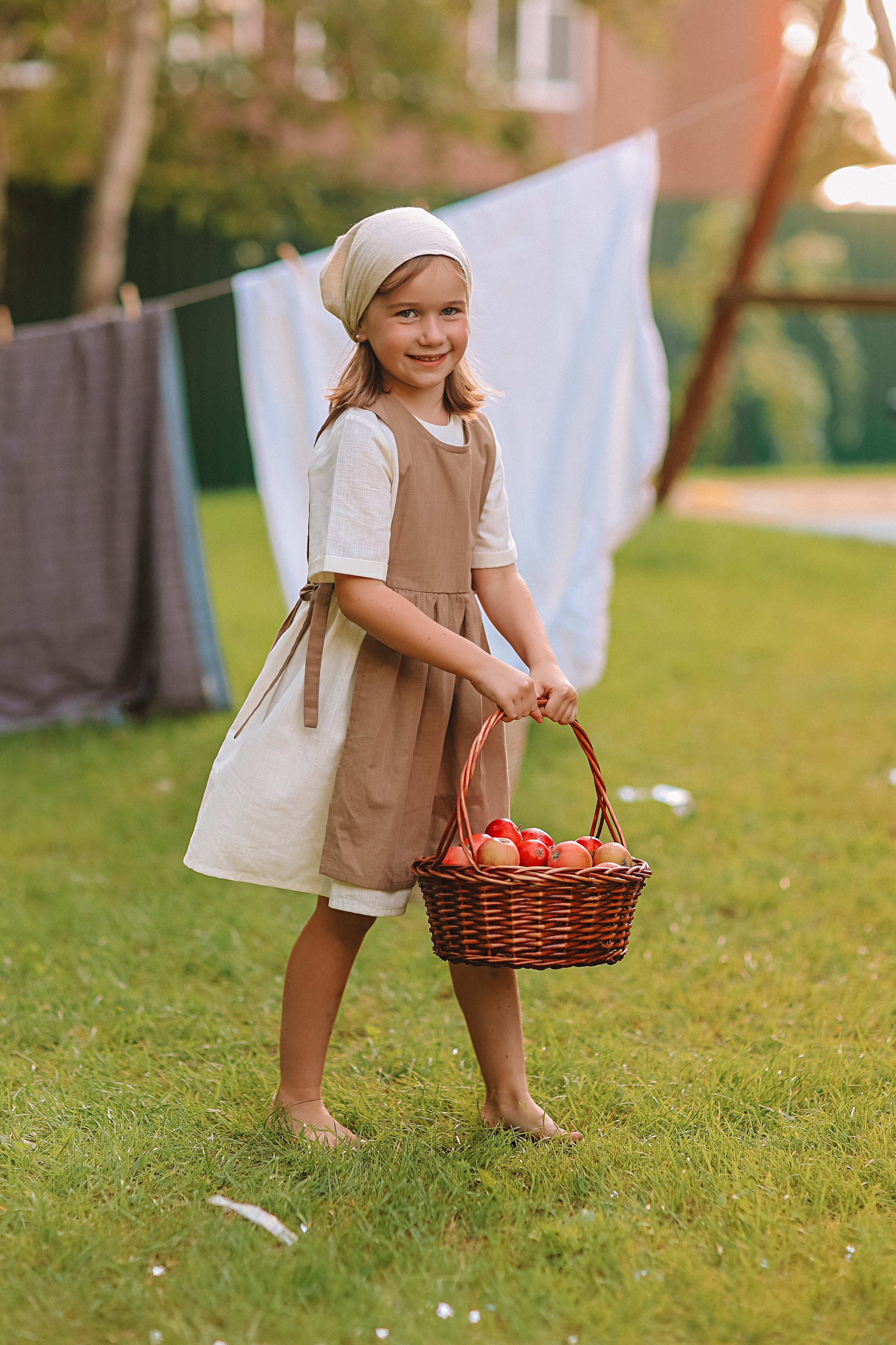 Стирка у дома. Семейный фотограф Тюмень, фотограф на роды Салмина Мария