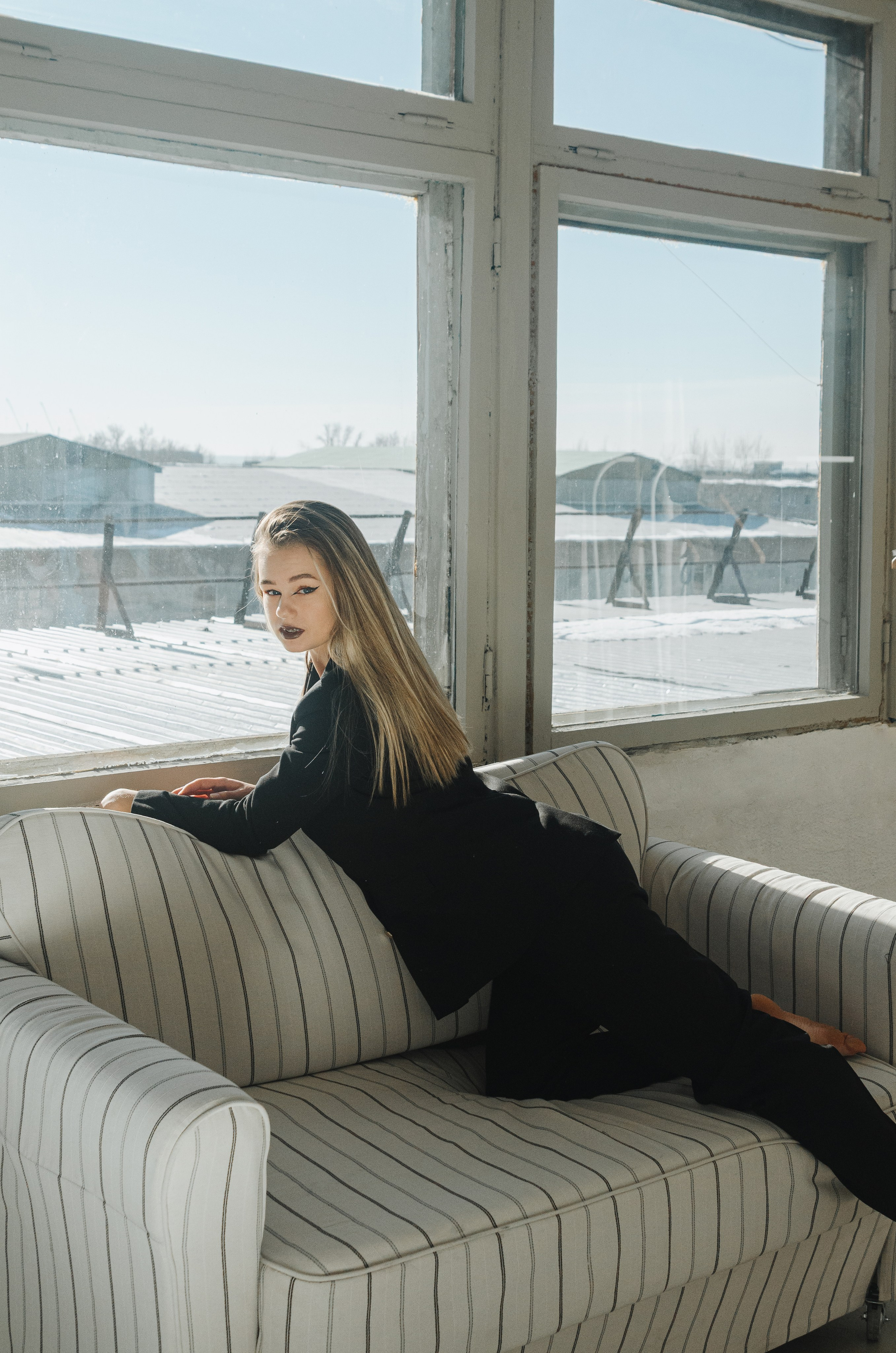 Женская фотосессия в стиле минимализм. Денисова Аля — фотограф для парных съемок и индивидуальных историй в Барнауле