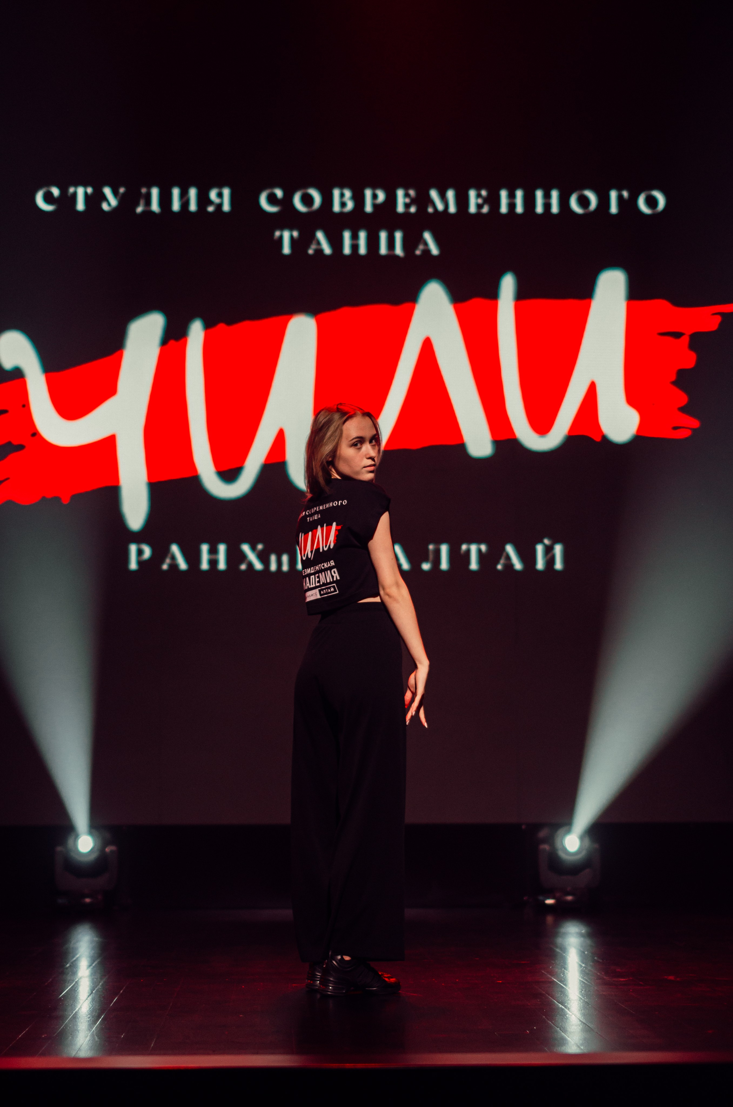 Групповая фотосъемка танцевального коллектива. Денисова Аля — фотограф для парных съемок и индивидуальных историй в Барнауле