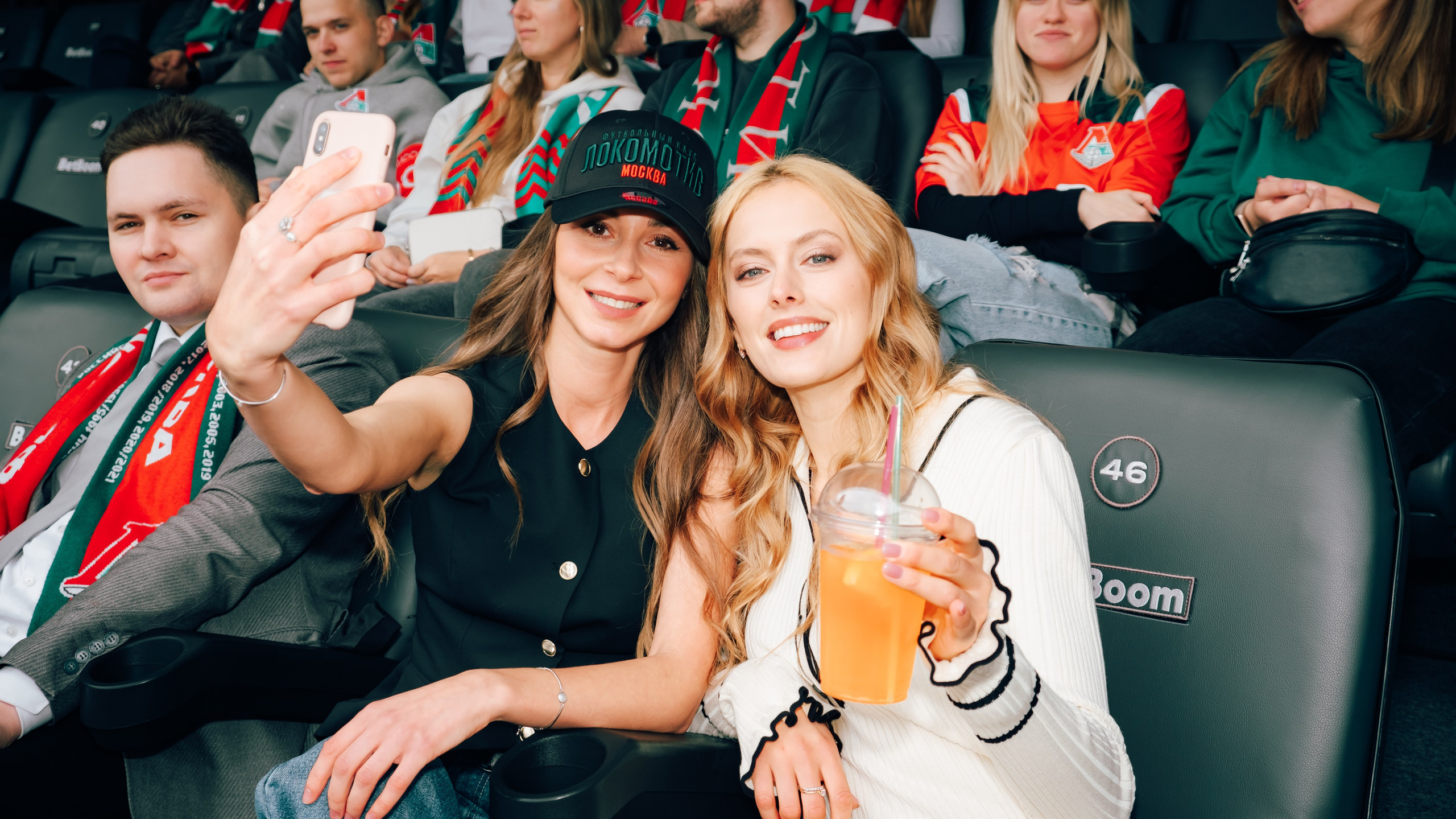 Pubblicità. Fotografo a Mosca con un’atmosfera notturna di foto