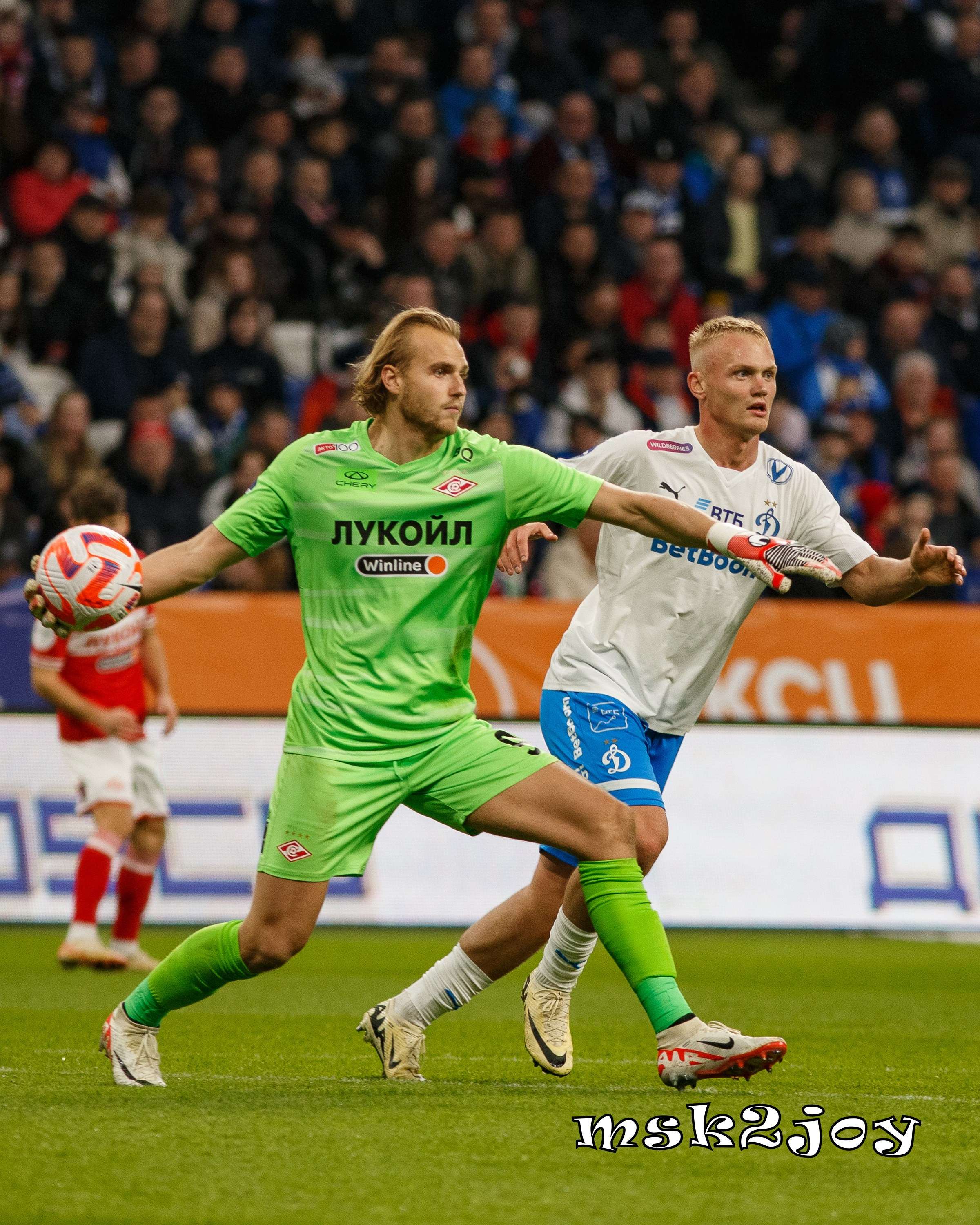 Вратарь футбольного клуба Спартак Москва Александр Максименко начинает атаку своей команды, нападающий футбольного клуба Динамо Москва Константин Тюкавин мешает сделать точную передачу. Фотограф - Михаил Тоцкий.