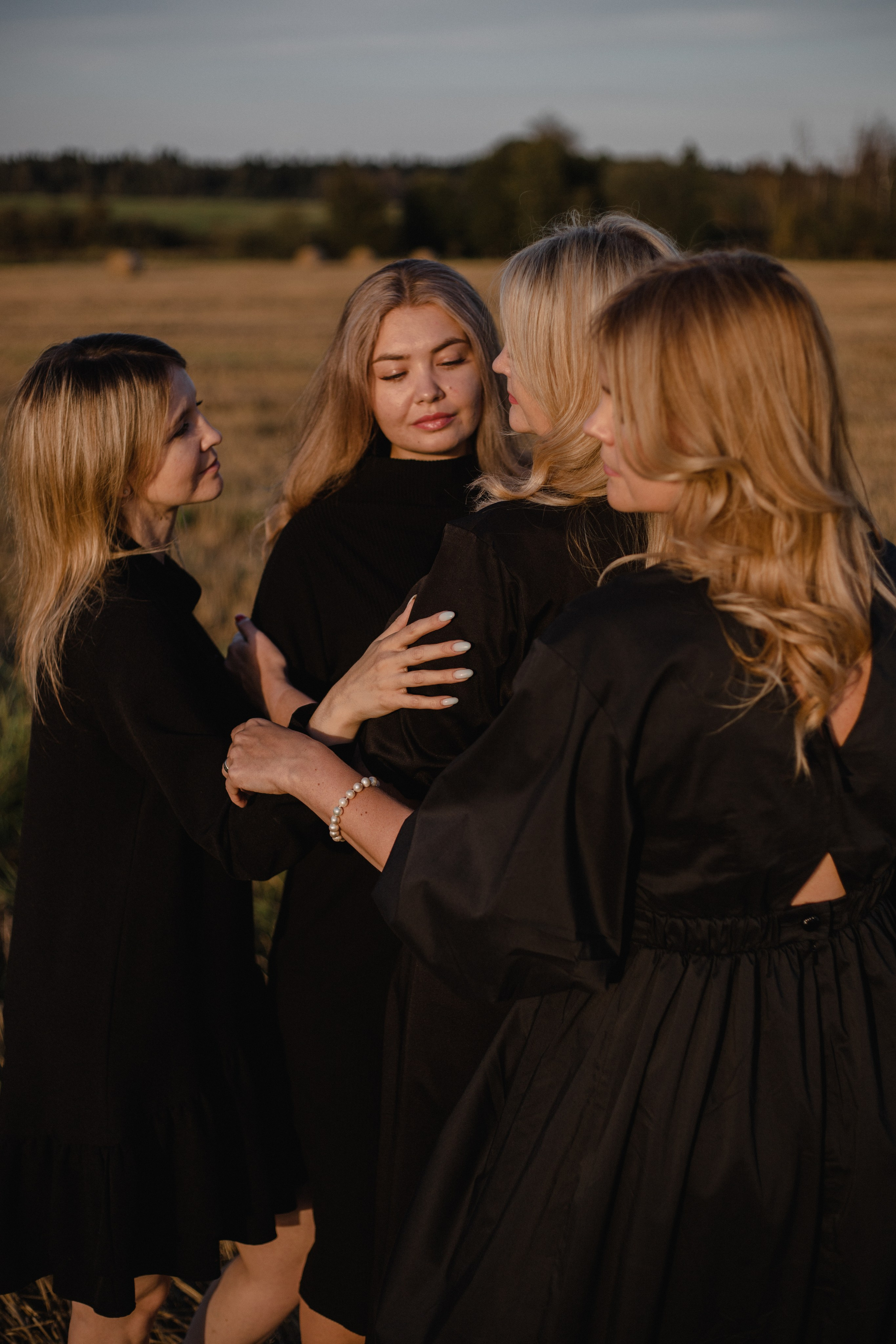 Однажды сестры в поле :)