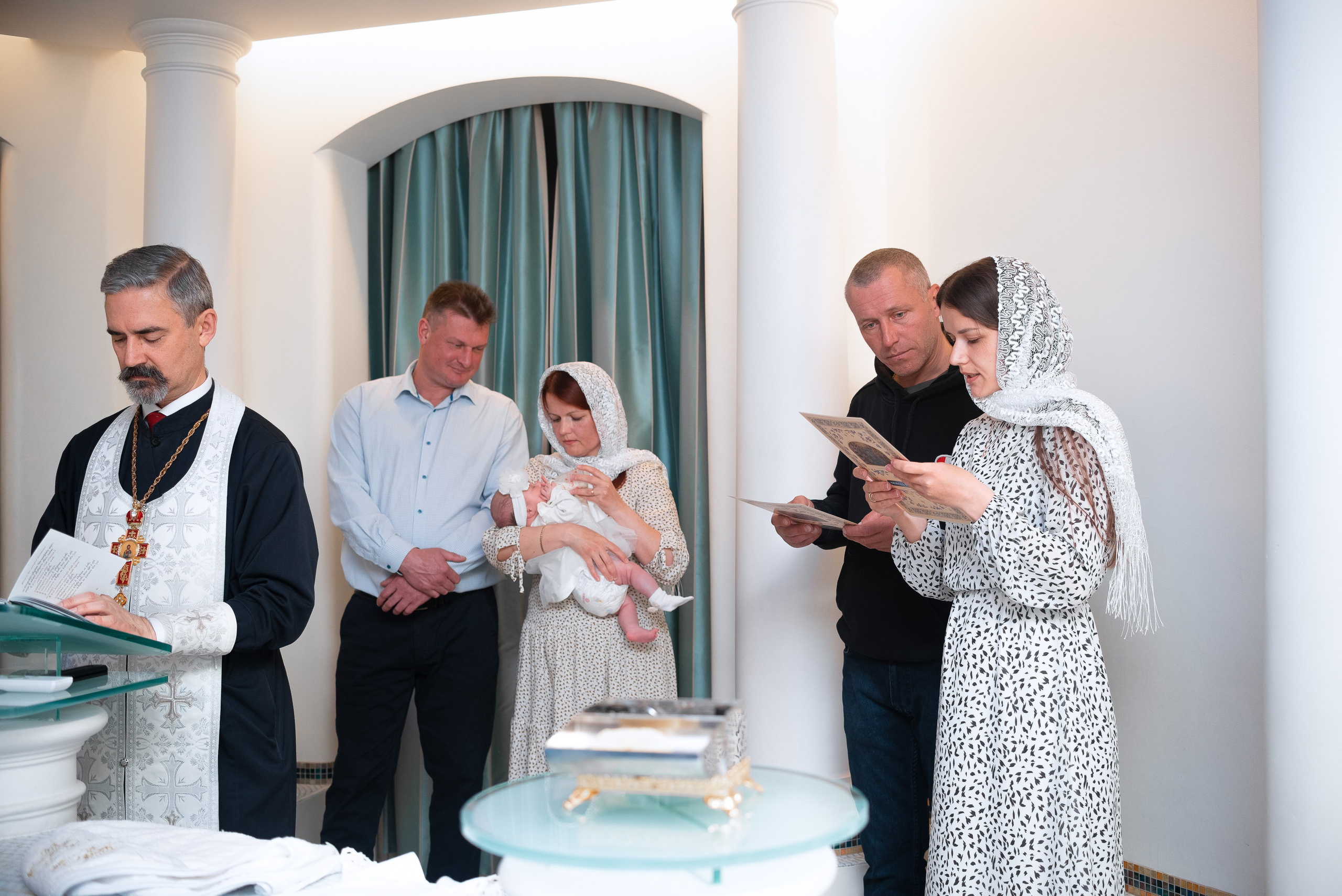 Крещение Александры в хр.Троицы. Семейный фотограф на выписку из роддома и крещение Минск Настя Гришук