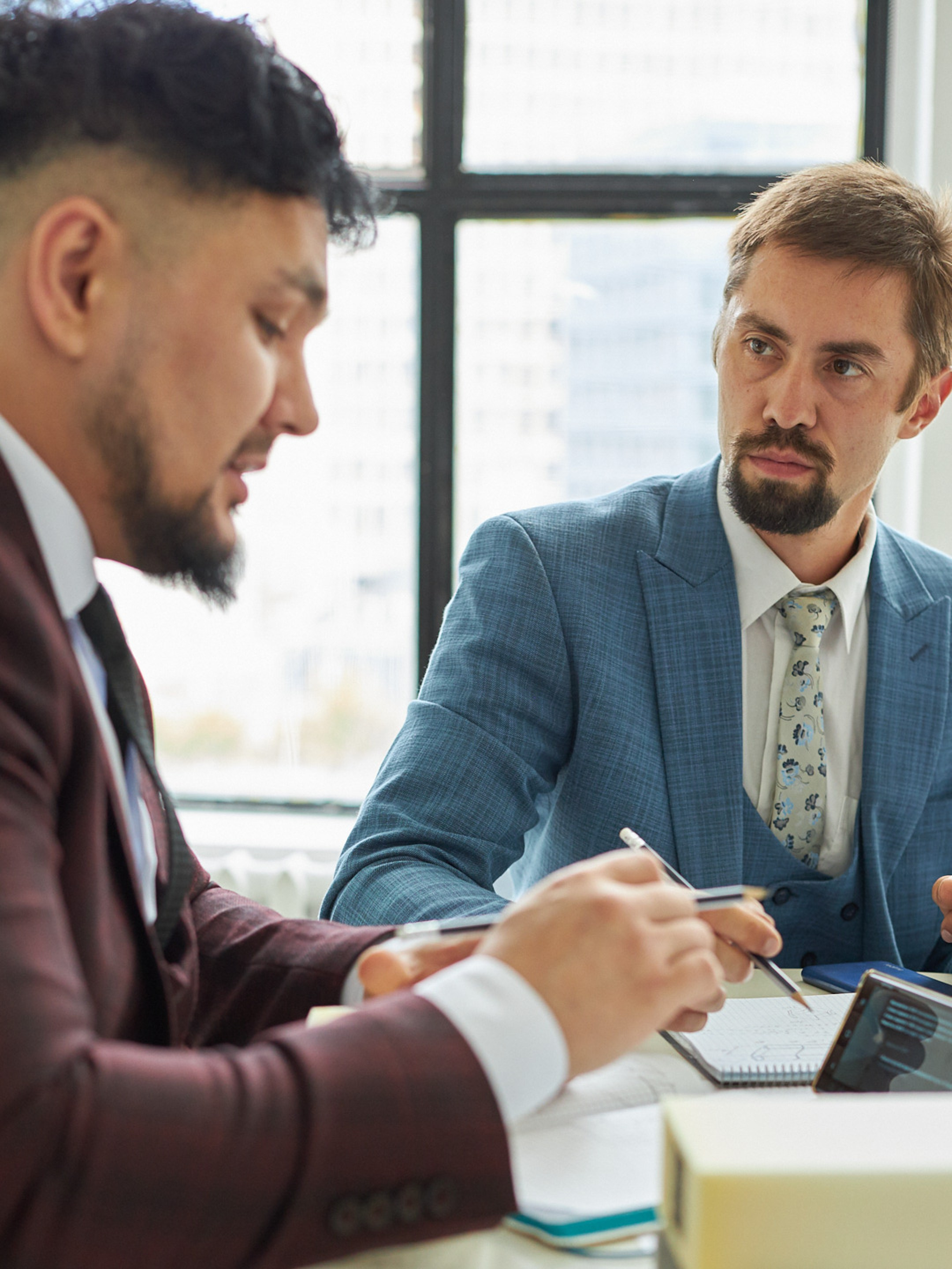 Business meeting conversation in the office - photographer Andrey Dunin