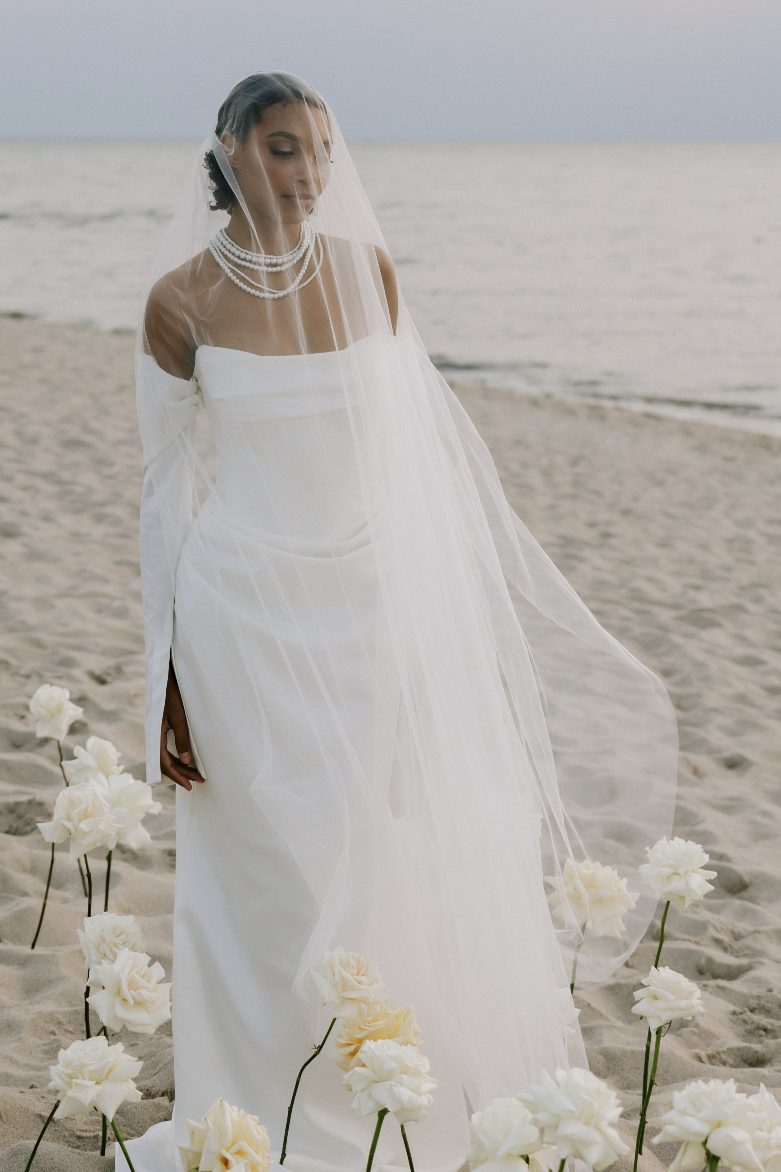 Выездная регистрация на море с белыми розами. Свадебный фотограф Калининград