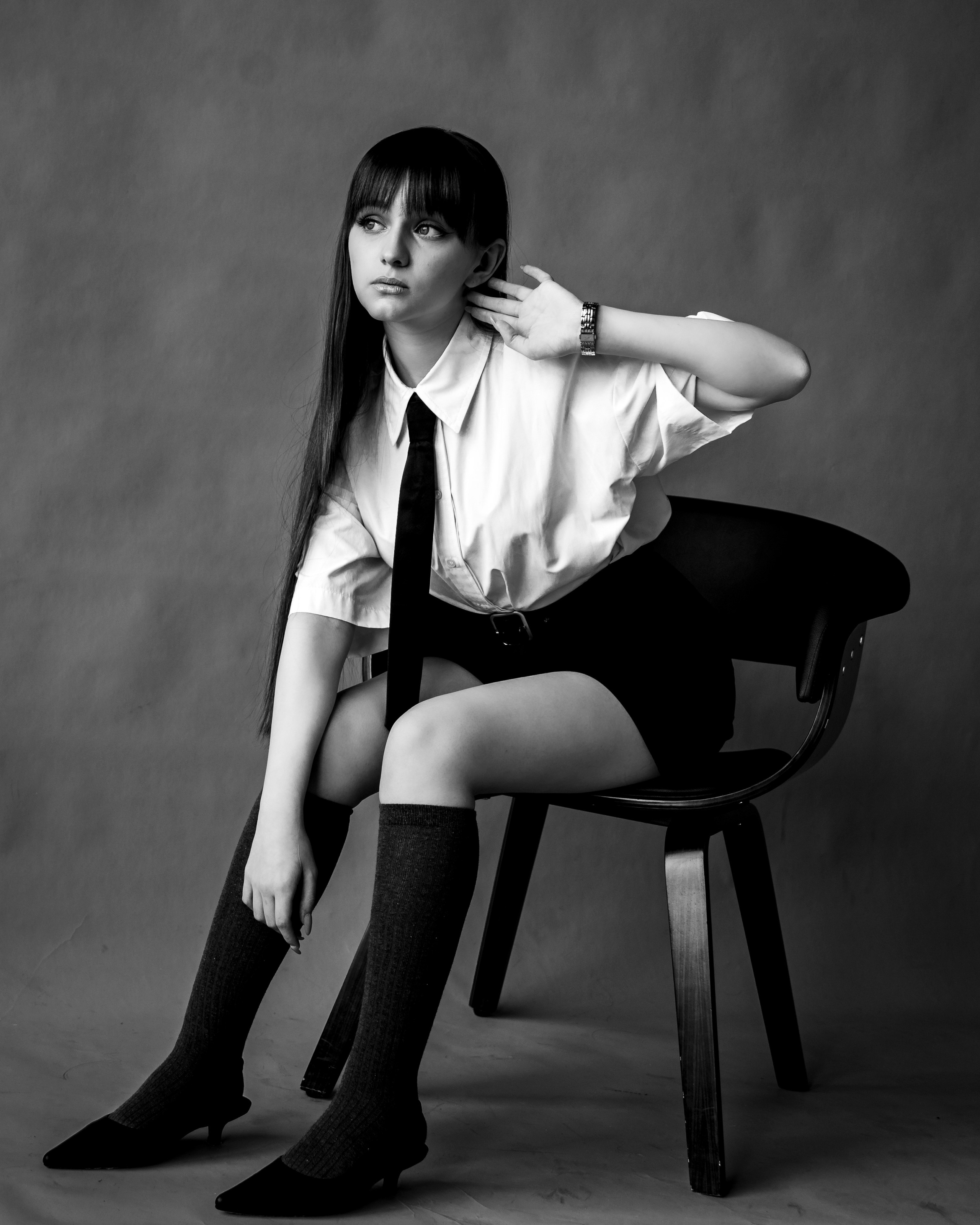 Образ загадочности — женщина в тени и полуосвещении