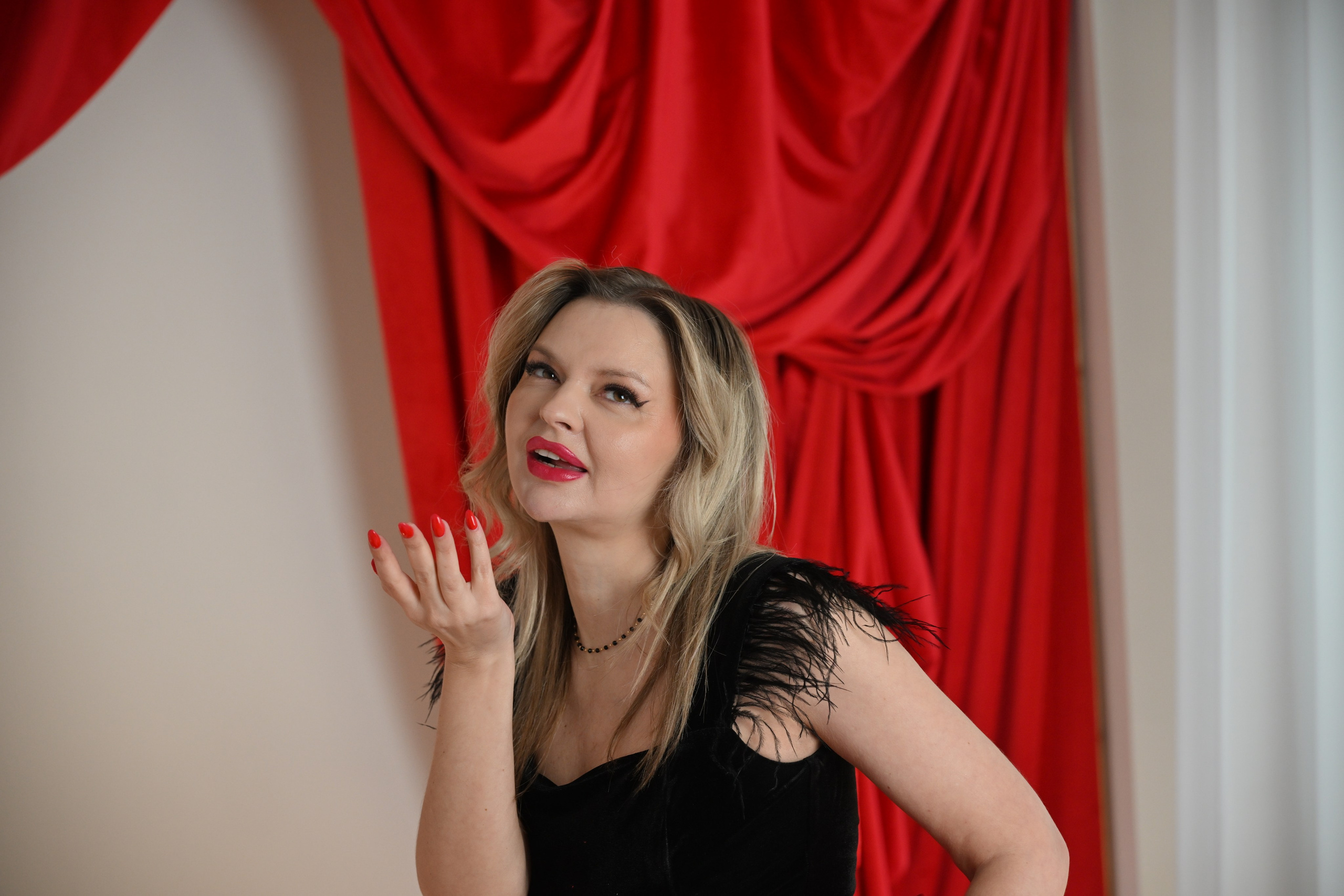 КРАСНАЯ КОМНАТА КСЕНИЯ СЕМЕНЦОВА. Фотограф в Санкт-Петербурге Сафронов Николай