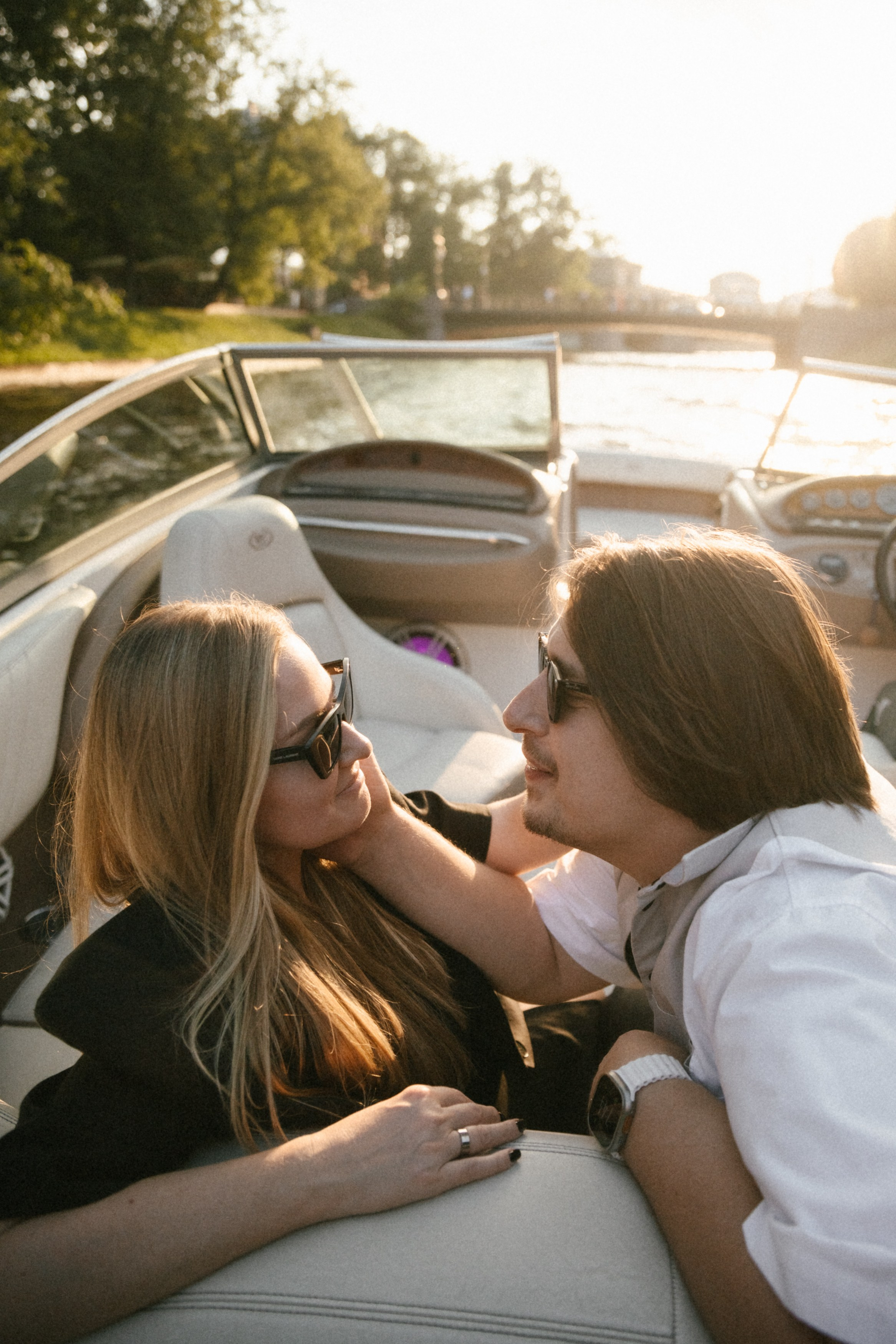 Даша и Витя на катере. Репортажный и портретный фотограф в Санкт-Петербурге Степлевич Дарья