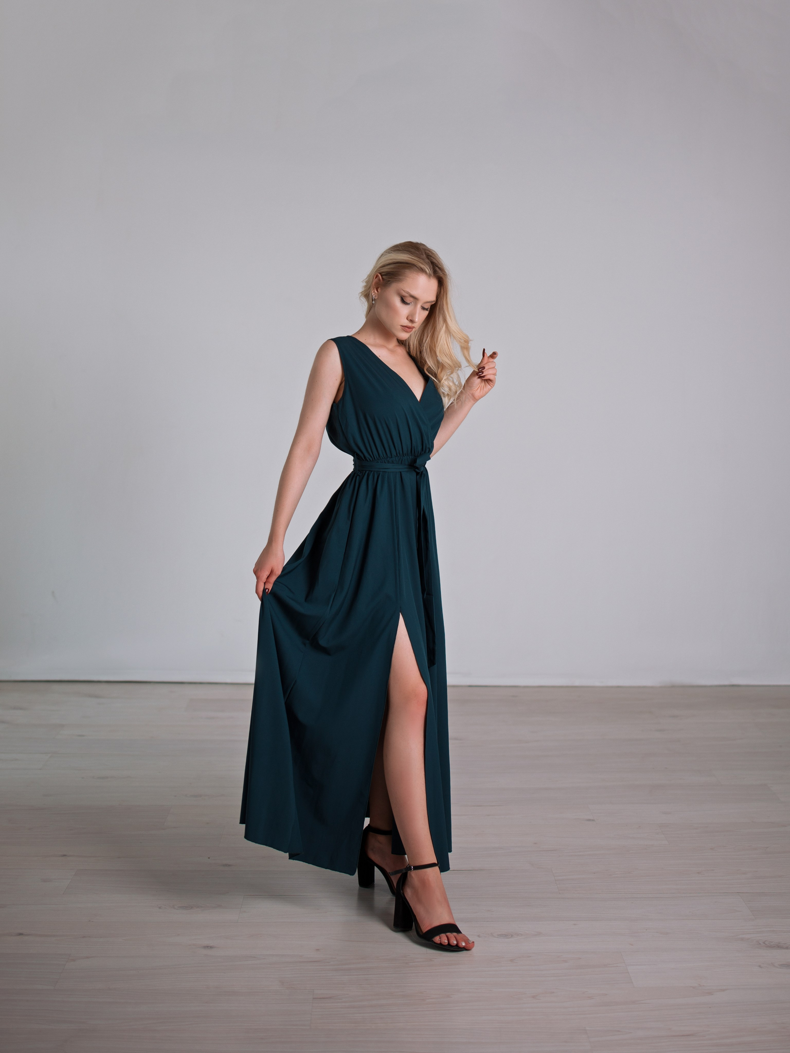 Платья изумрудного цвета в аренду для выездной фотосессии в цветущих садах в Севастополе