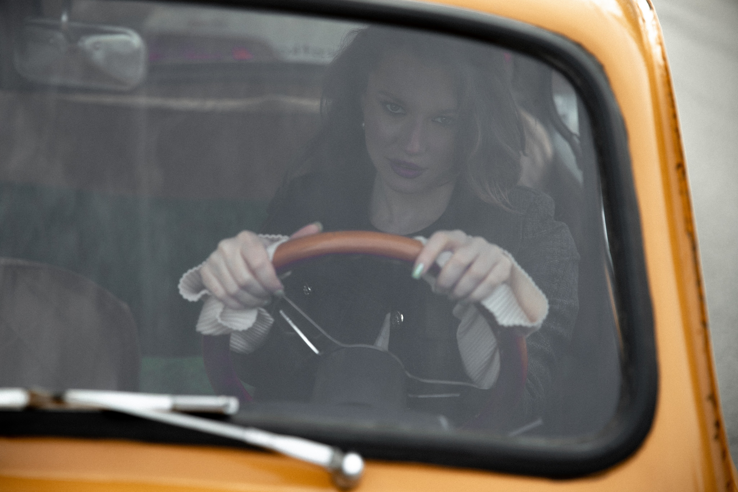 Женская фотосессия с ретро авто. Свадебный фотограф Бакрымова Валентина