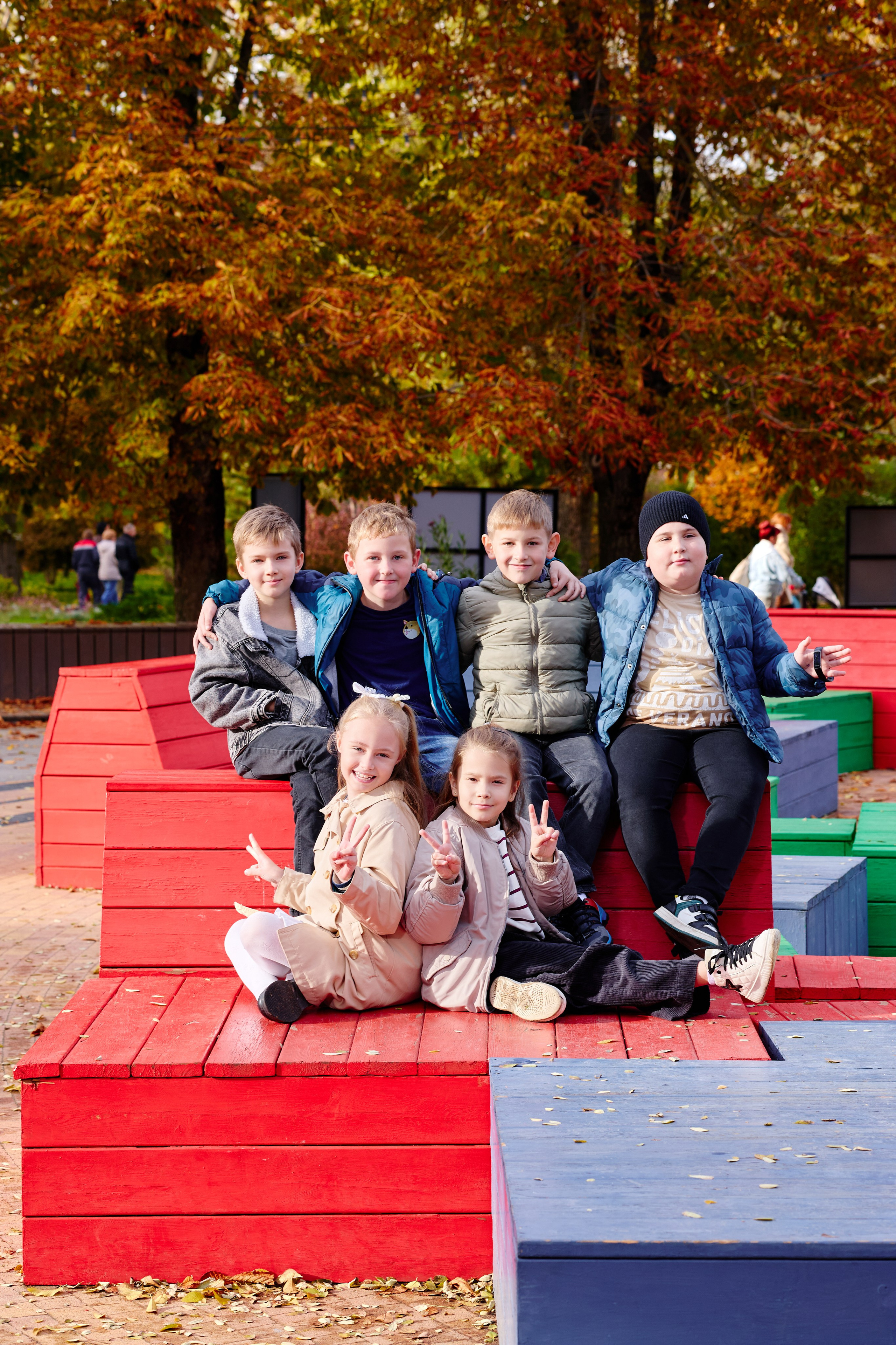 Прогулка в парке классом. Фотограф Выпускные альбомы Таганрог Сергей Коробченко