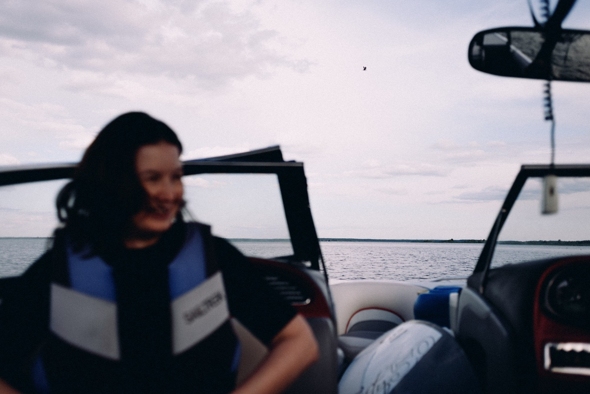 Спортивная фотосессия в Тюмени, оригинальный ракурс с вейкбордом на фоне неба, профессиональный фотограф на открытом воздухе