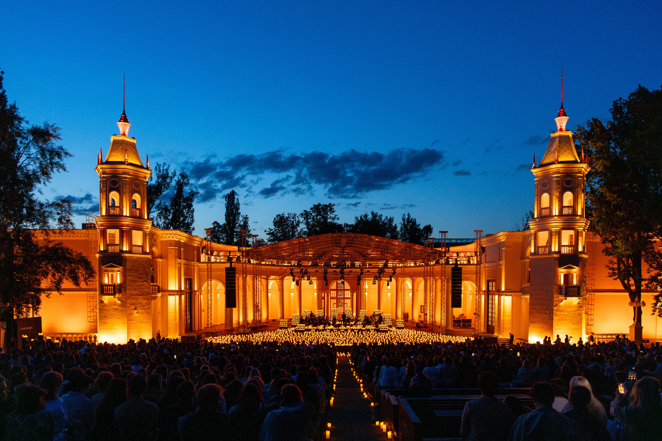 Симфонический оркестр Lumisfera при свечах. Фотограф Никита Комаров