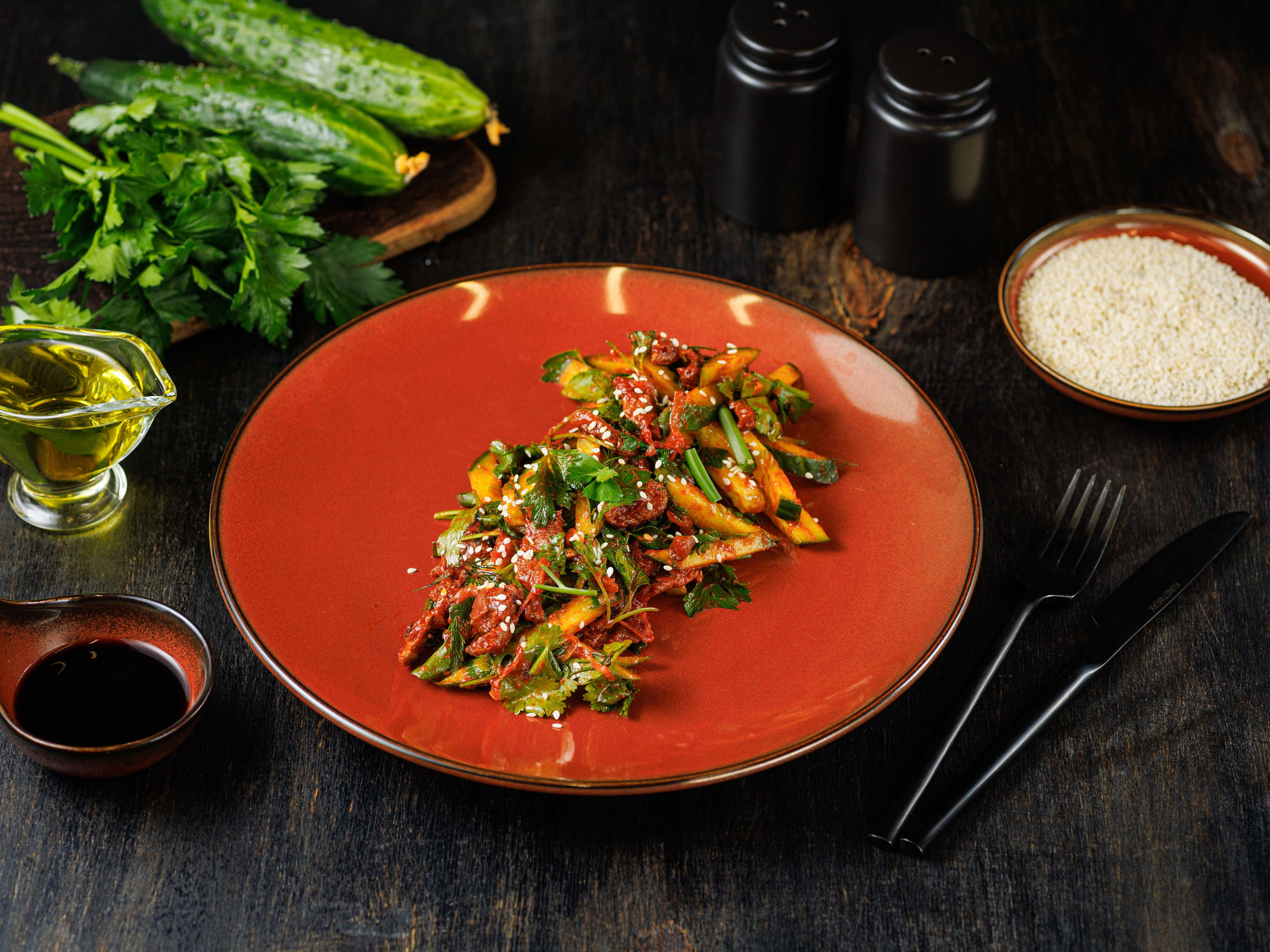 Съмка меню на темном фоне для служб доставки