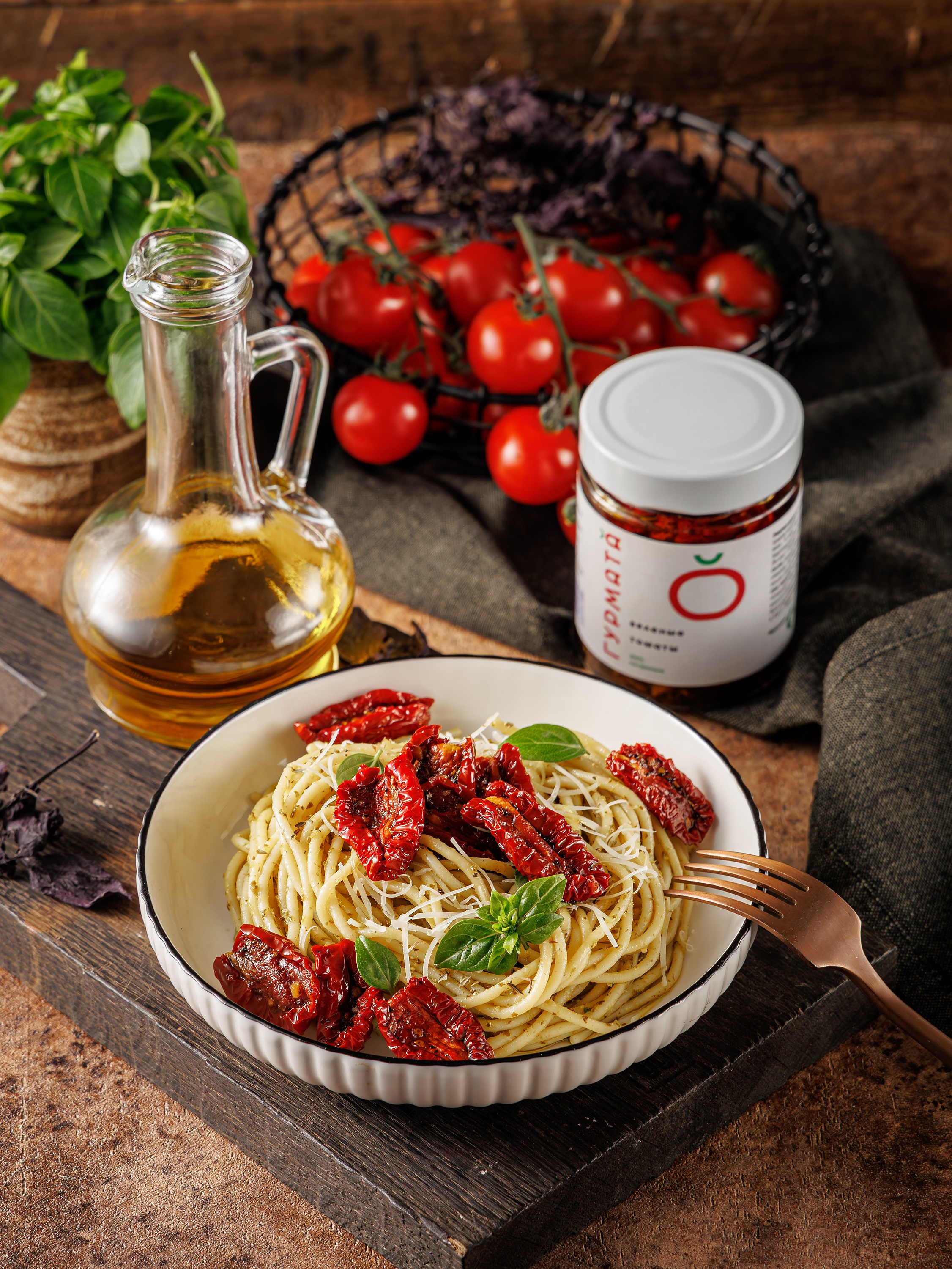 Съемка итальянского меню. Рецепт спагетти с вялеными помидорами. 