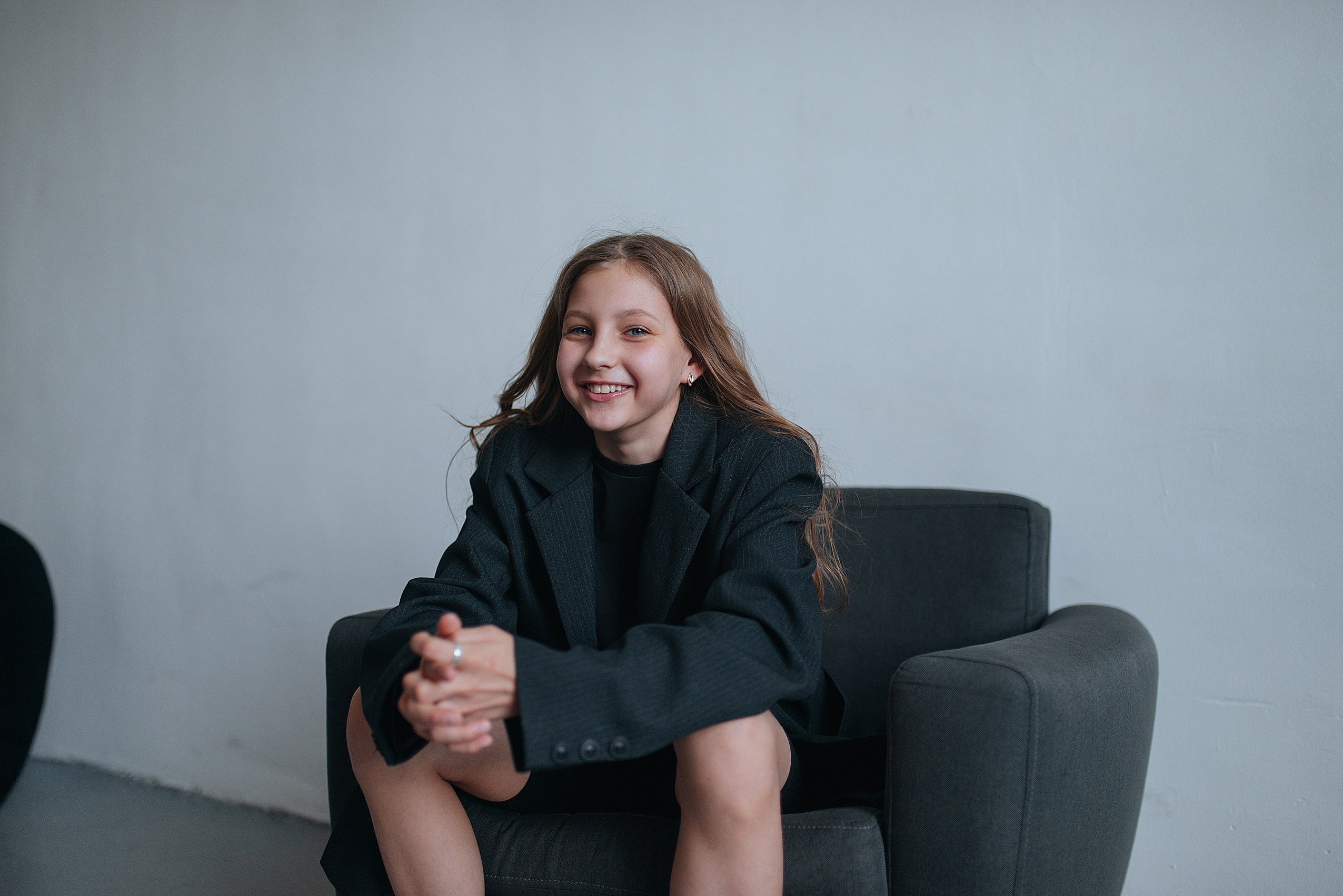 Фотосессия мама с дочками в стиле минимализм. Семейный фотограф Дарья Едапина Новосибирск. Фотограф Дарья Едапина Новосибирск