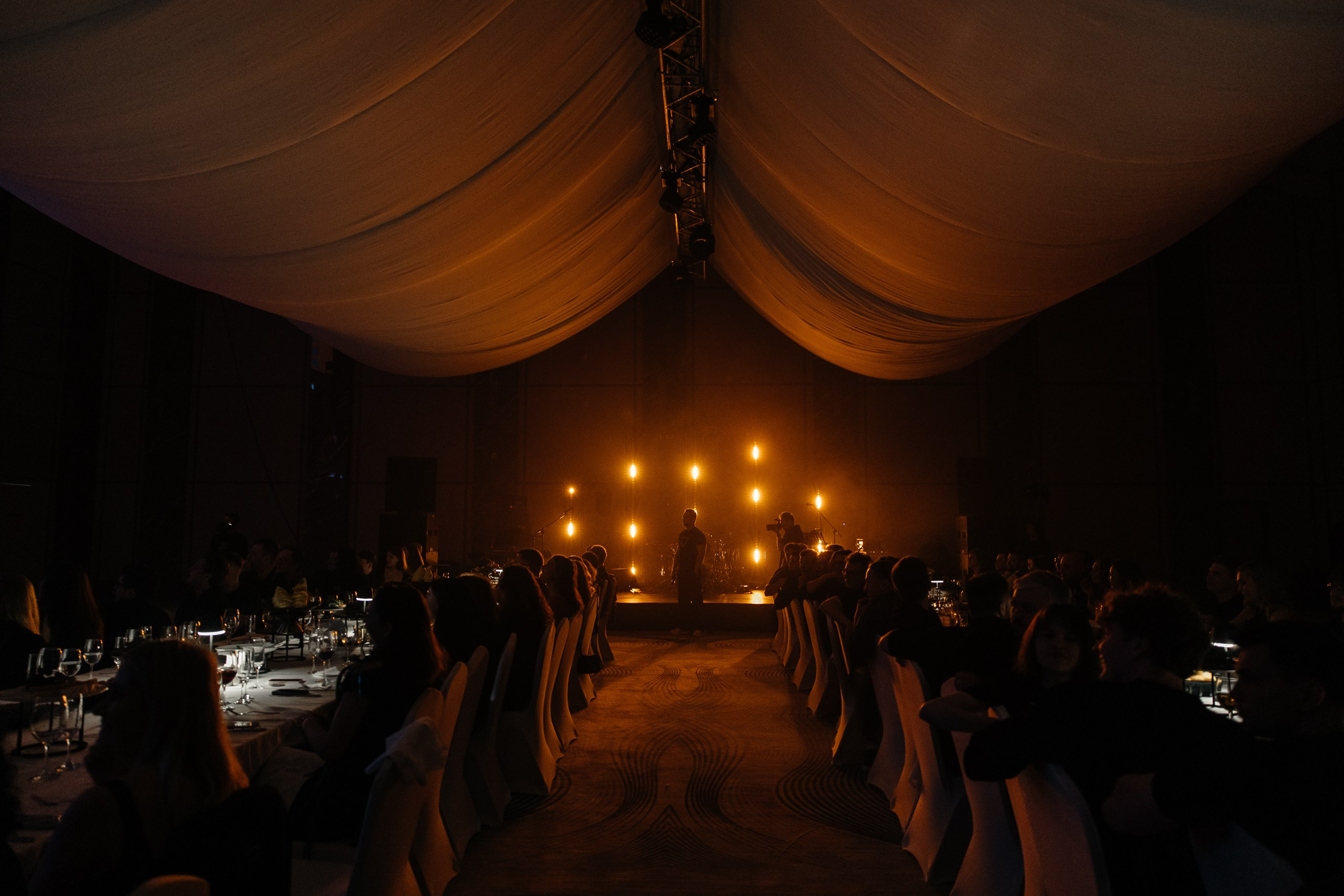 Здравствуйте! Я свадебный фотограф из Ульяновска, работаю в том числе по всей России и с выездом за границу. Снимаю свадьбы, lovestory, корпоративы, светский репортаж. Провожу обучение по фотографии, мастер-классы и воркшопы для других фотографов.