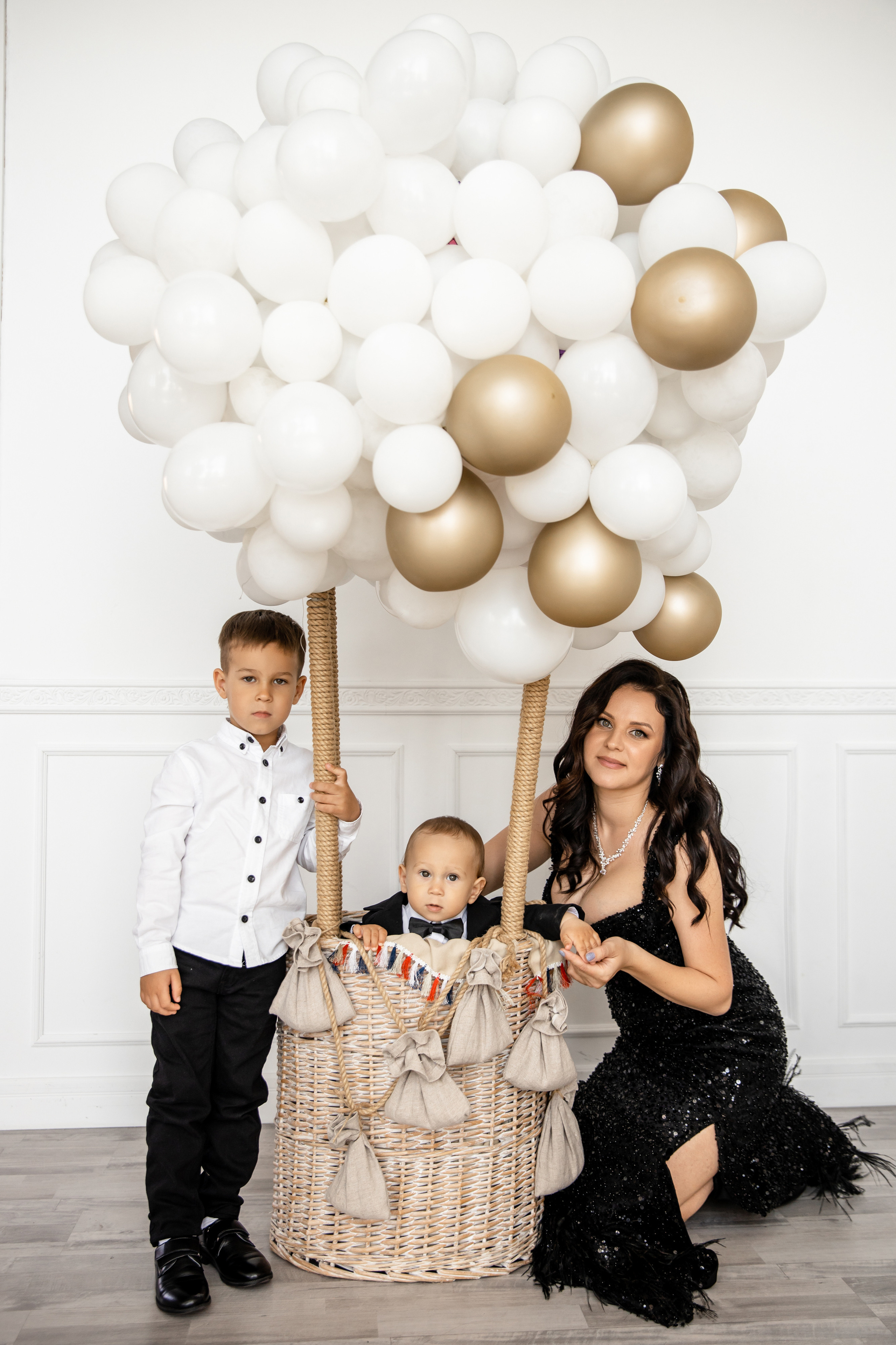 Мария, Ильчин и дети в студии. Фотограф в Сочи. Свадебная видеосъемка Сочи