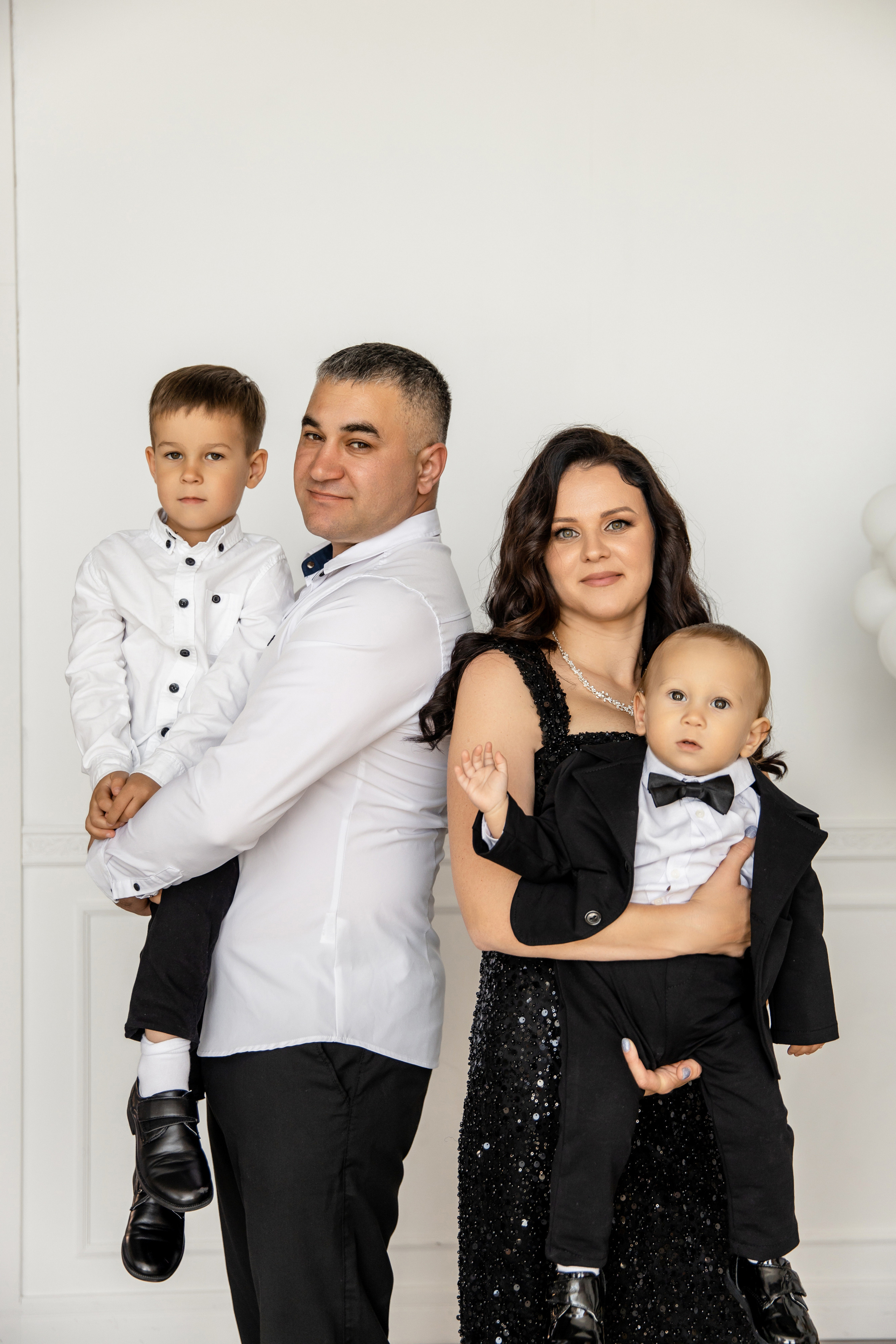 Мария, Ильчин и дети в студии. Фотограф в Сочи. Свадебная видеосъемка Сочи