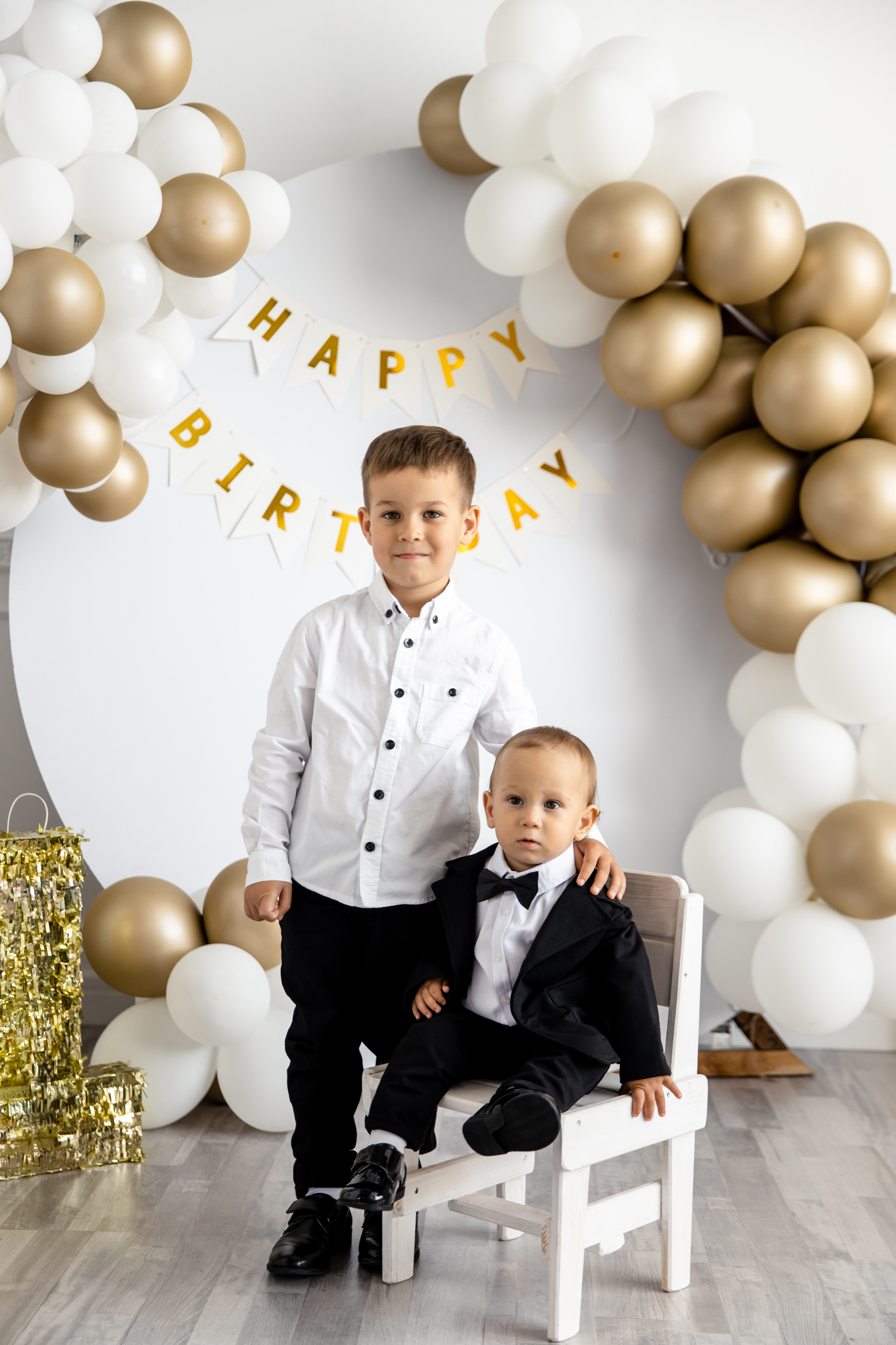 Мария, Ильчин и дети в студии. Фотограф в Сочи. Свадебная видеосъемка Сочи