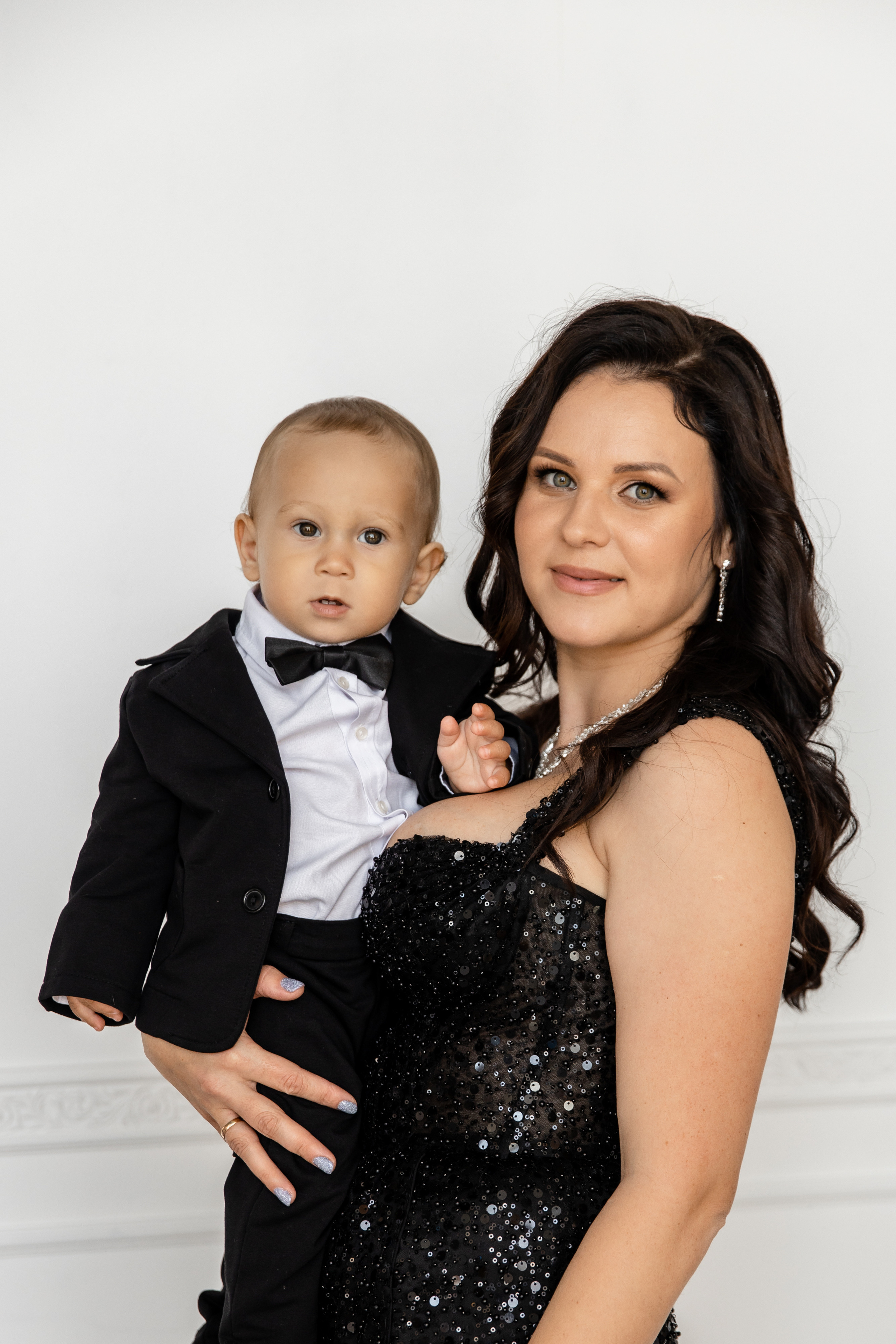 Мария, Ильчин и дети в студии. Фотограф в Сочи. Свадебная видеосъемка Сочи