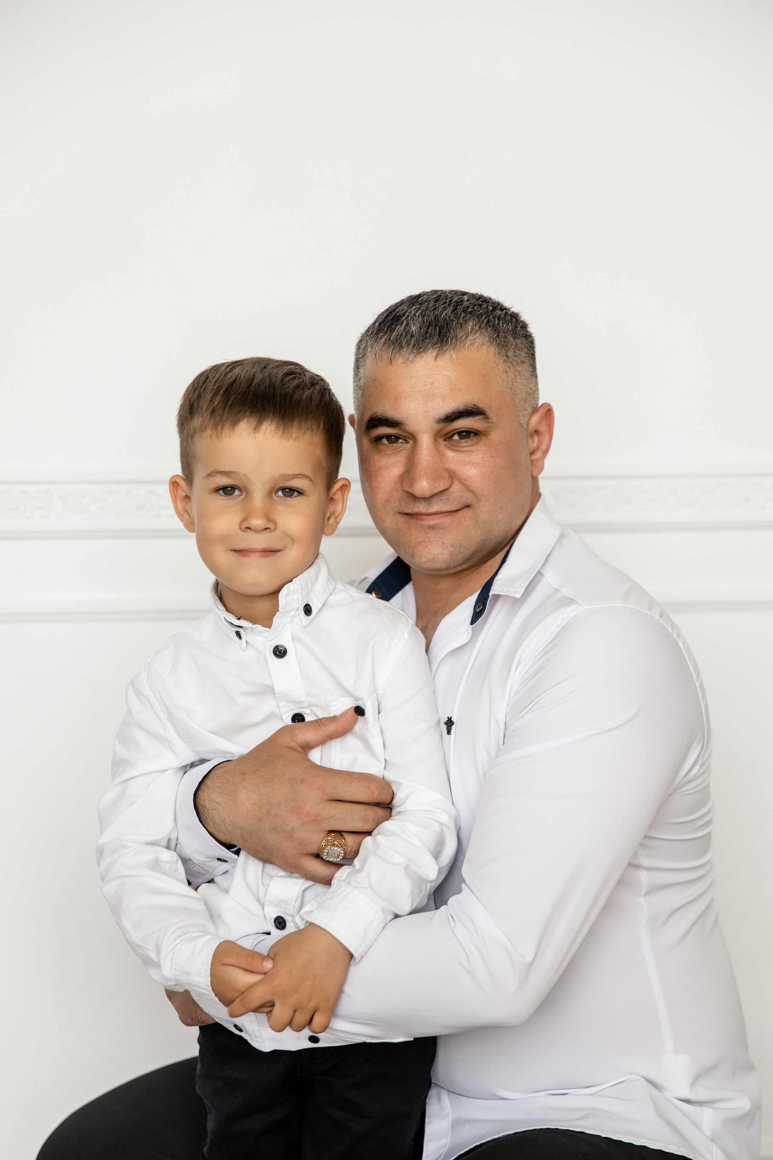 Мария, Ильчин и дети в студии. Фотограф в Сочи. Свадебная видеосъемка Сочи