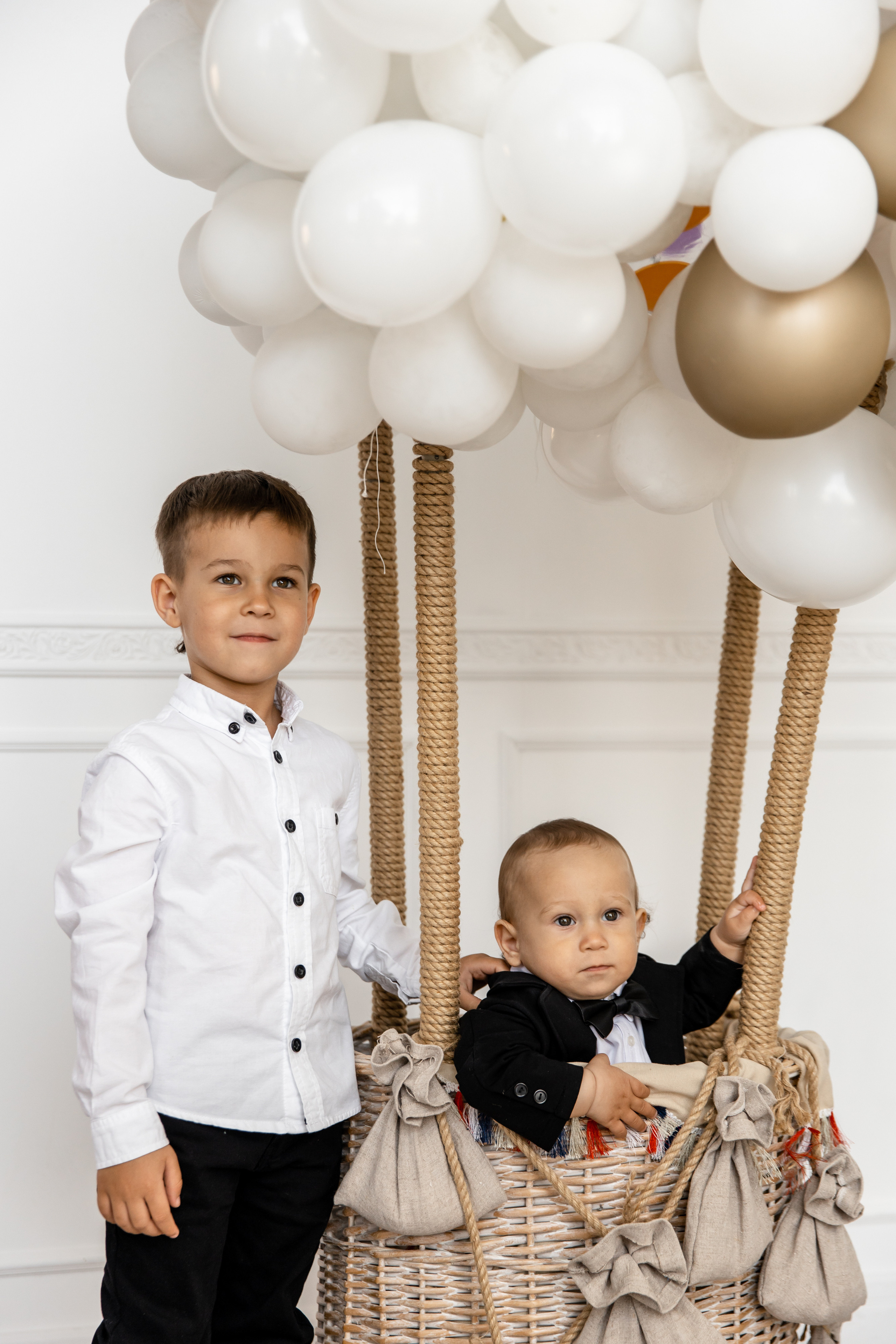 Мария, Ильчин и дети в студии. Фотограф в Сочи. Свадебная видеосъемка Сочи