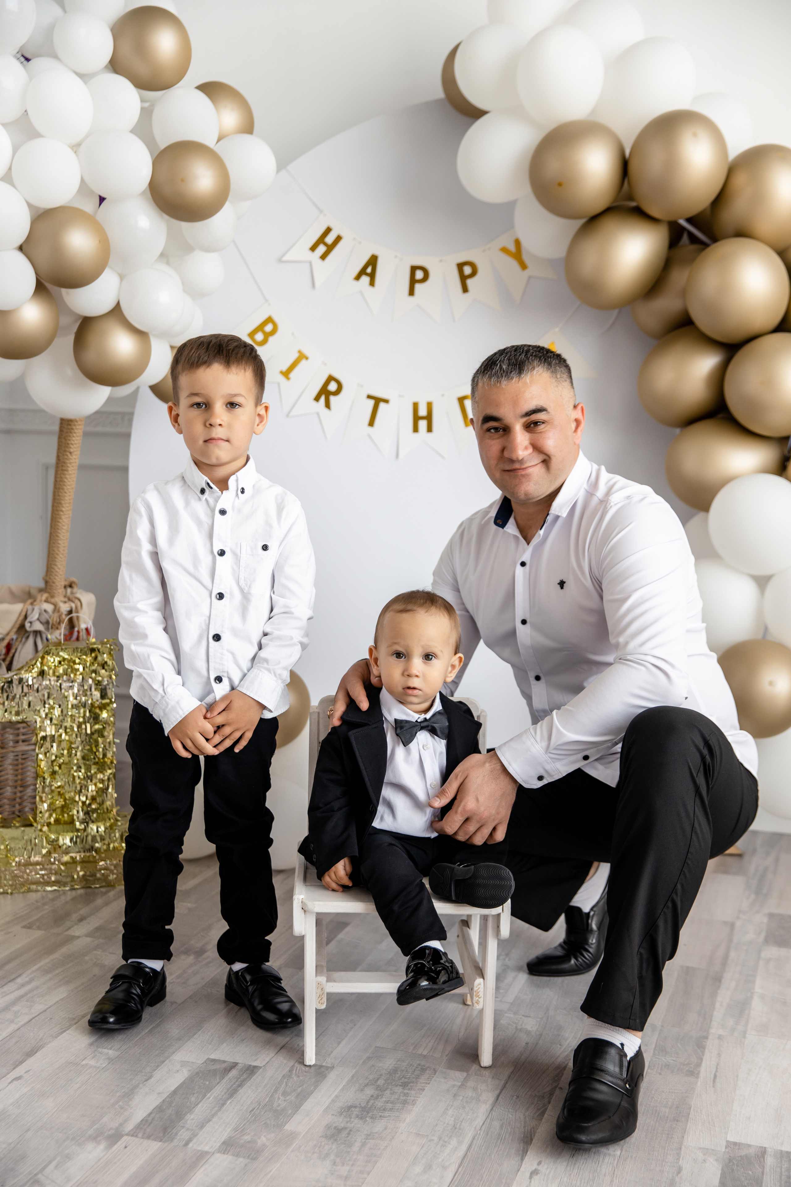 Мария, Ильчин и дети в студии. Фотограф в Сочи. Свадебная видеосъемка Сочи