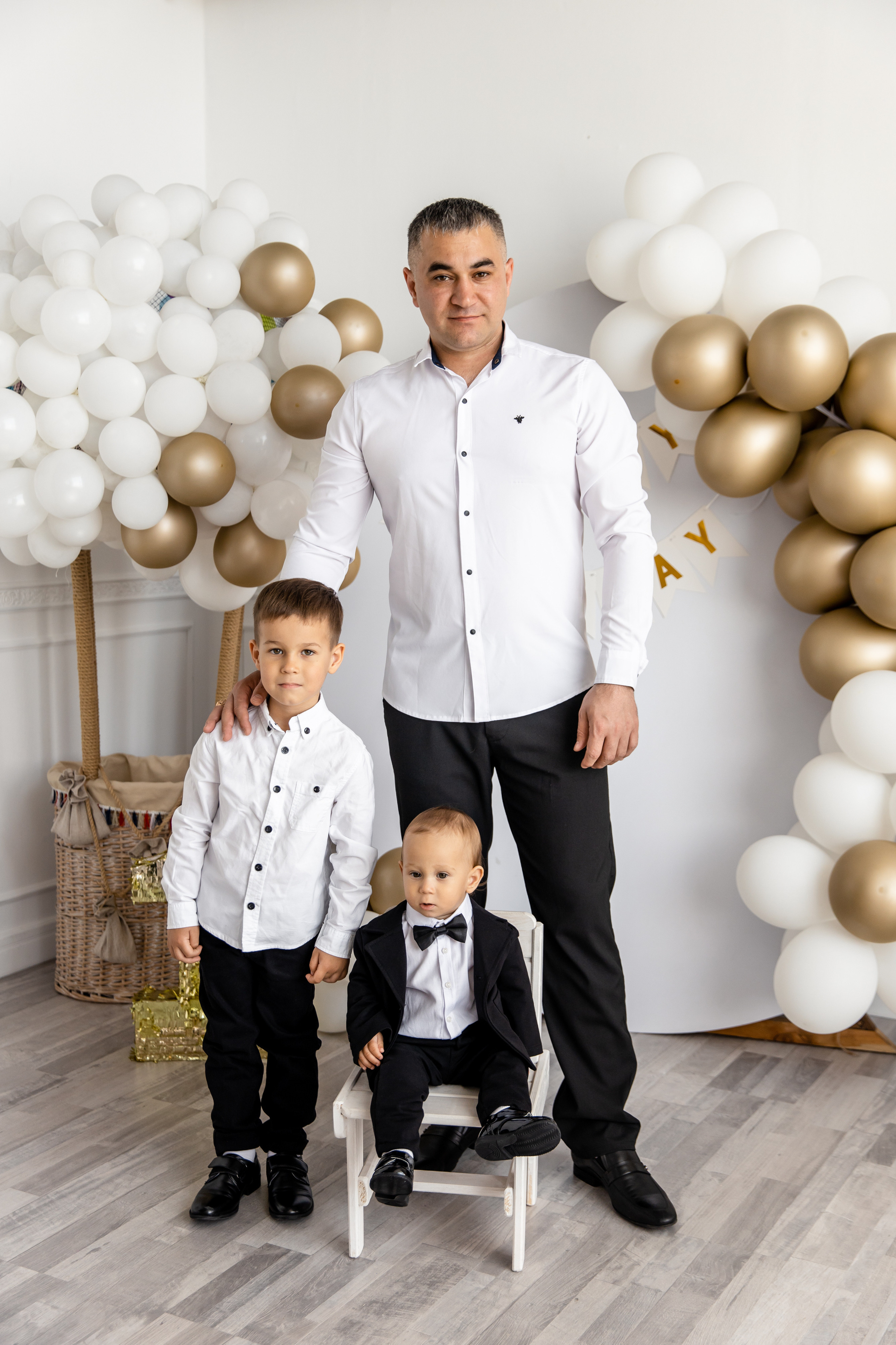 Мария, Ильчин и дети в студии. Фотограф в Сочи. Свадебная видеосъемка Сочи