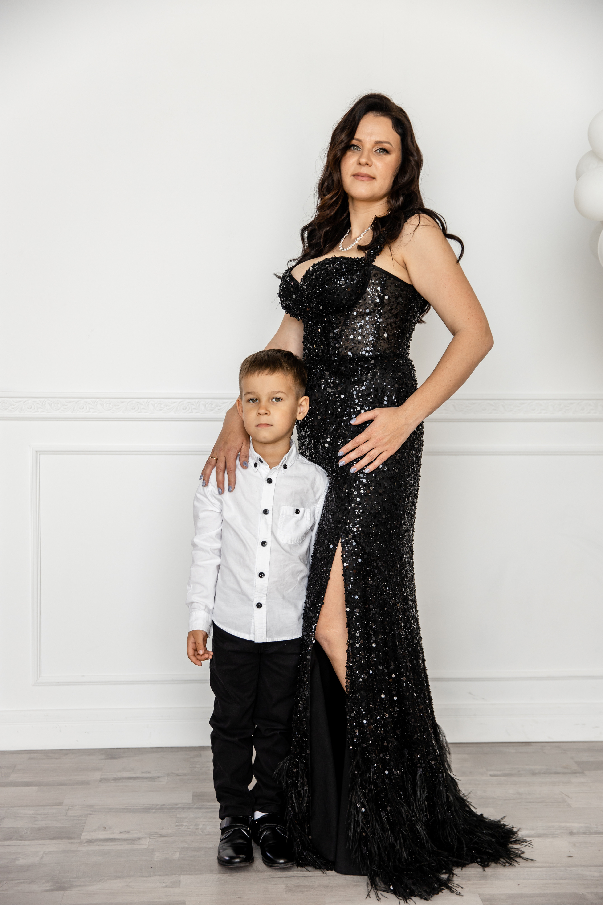 Мария, Ильчин и дети в студии. Фотограф в Сочи. Свадебная видеосъемка Сочи