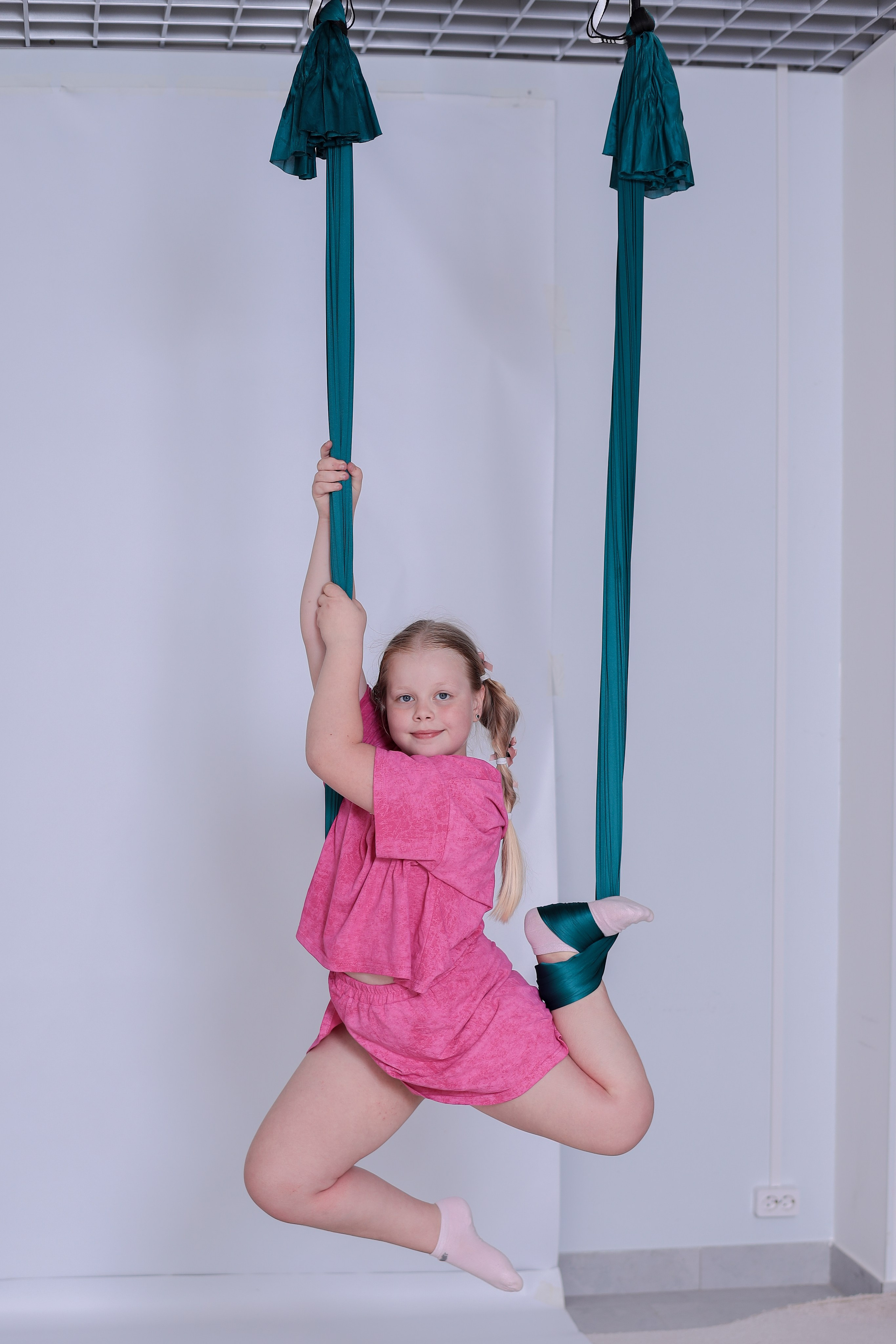 Детская аэройога. Фотограф Надршина Лилия