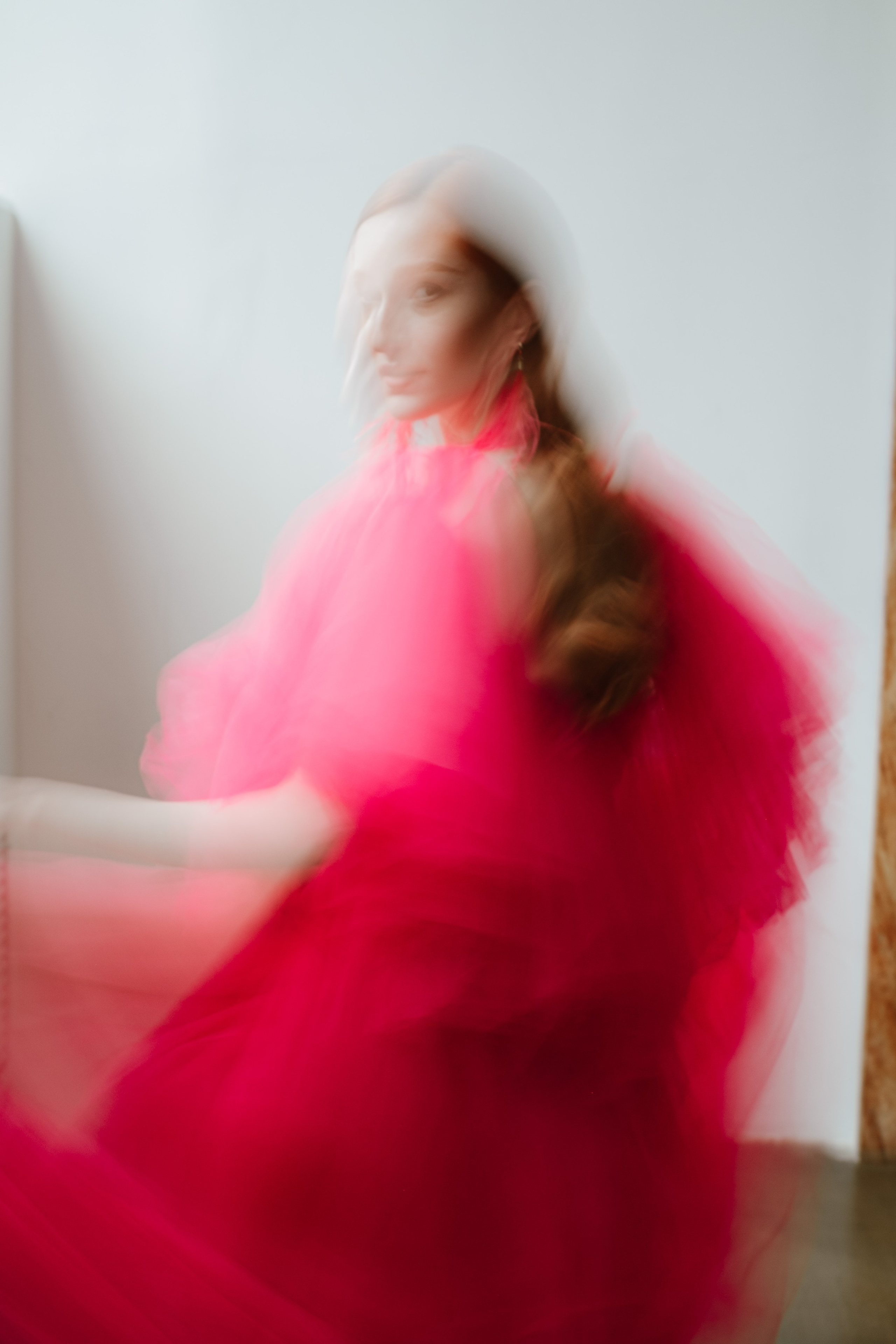 Студийная фотосессия в Москве, с красивым платьем цвета фуксии