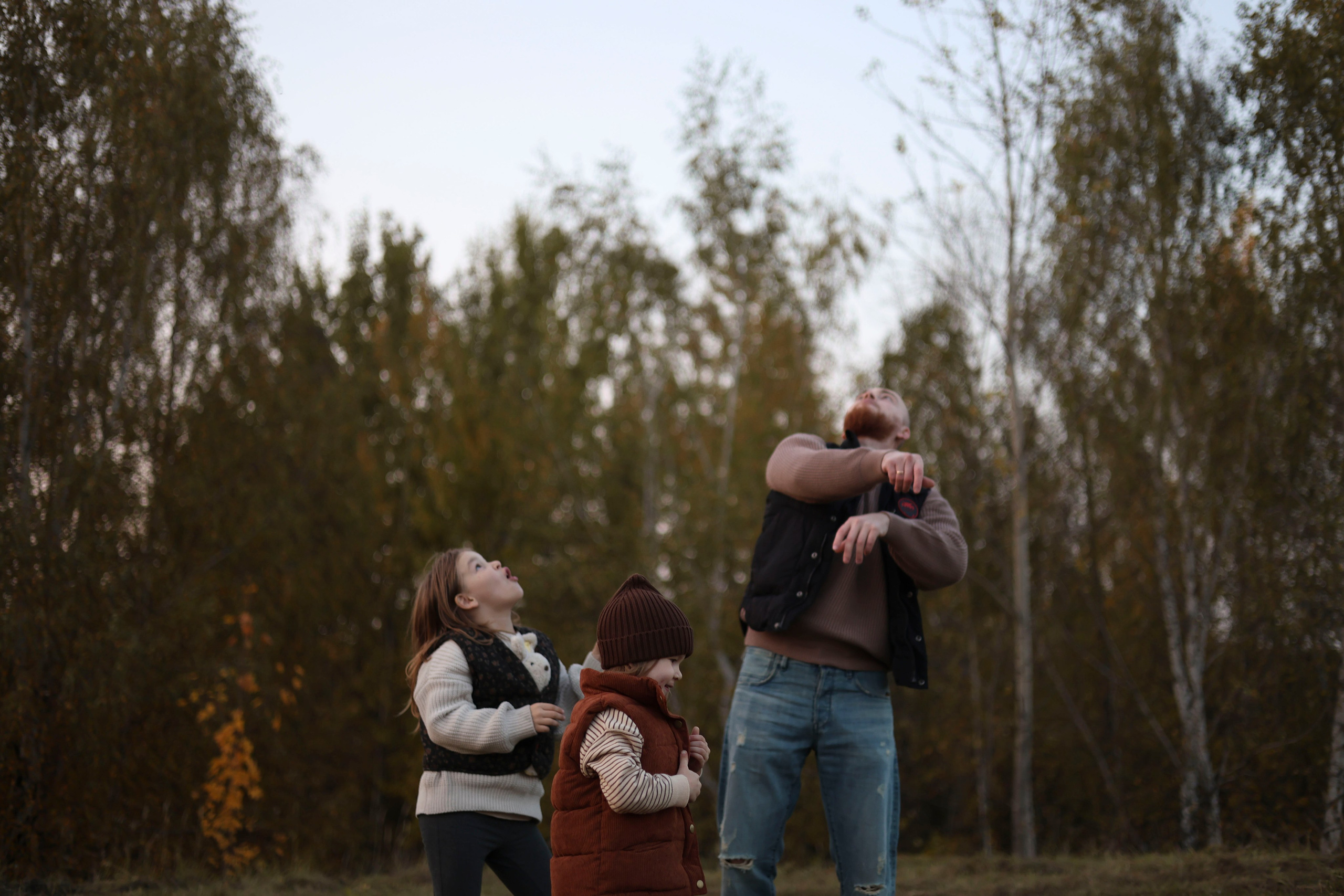 Осенняя прогулка папы с дочками. Семейный и детский фотограф в Москве Анастасия Мурга