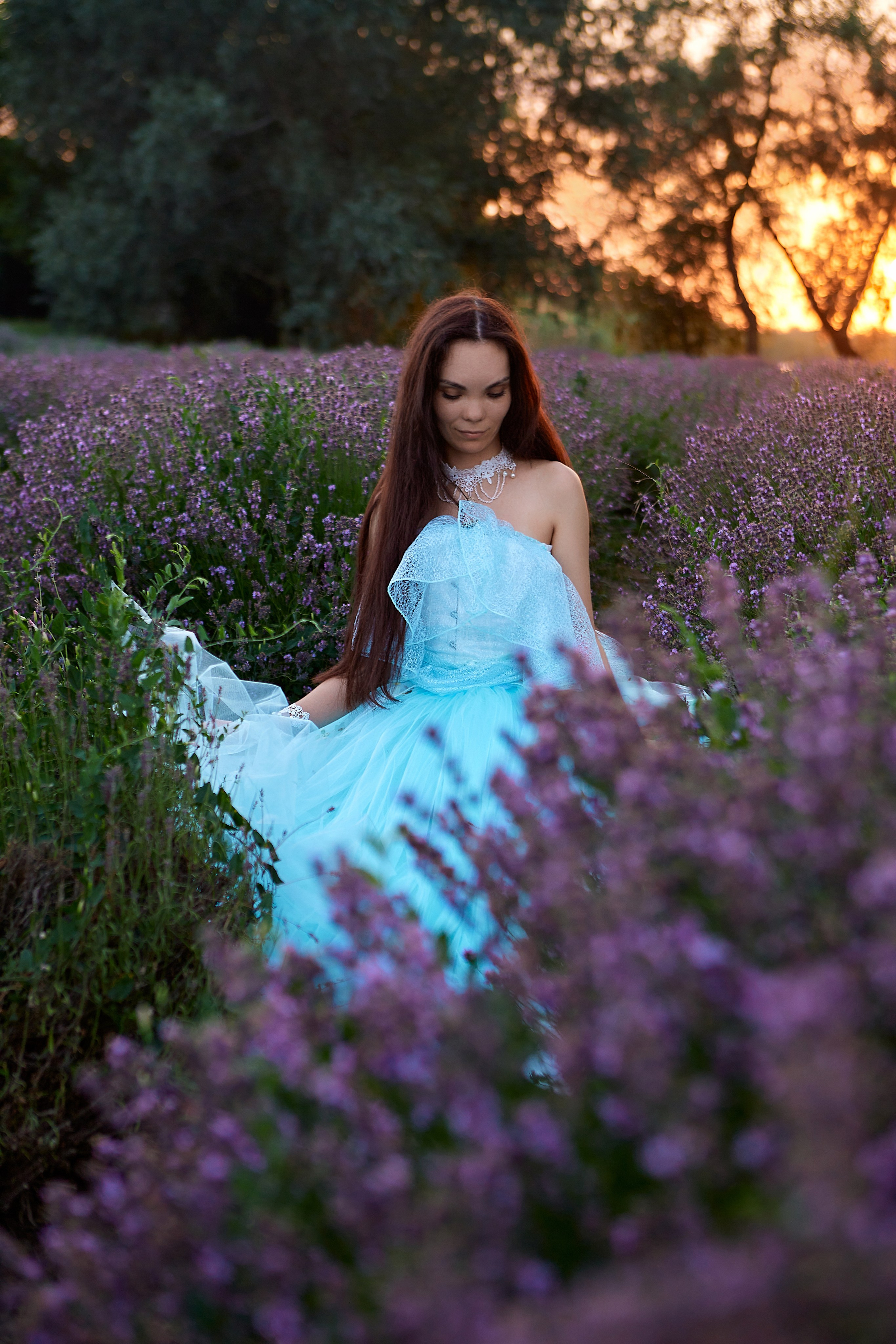 Портрет девушки в бирюзовом винтажном платье на закате в лаванде