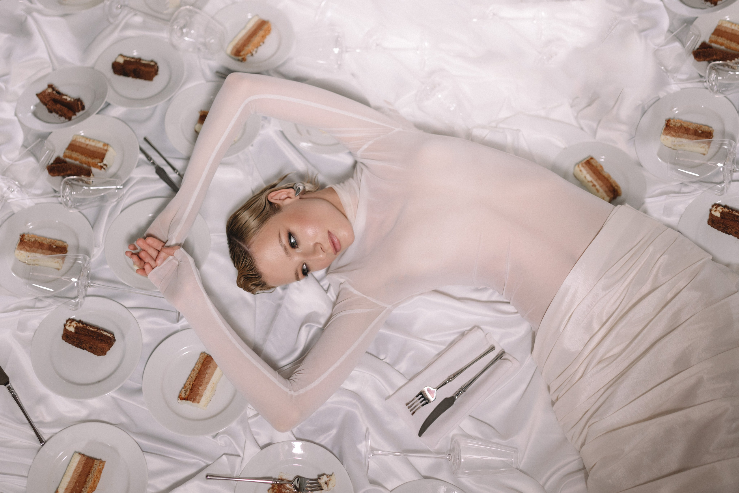 Портьеры театра медленно раздвигаются, открывая прекрасный балет, символ гармонии и единения душ.