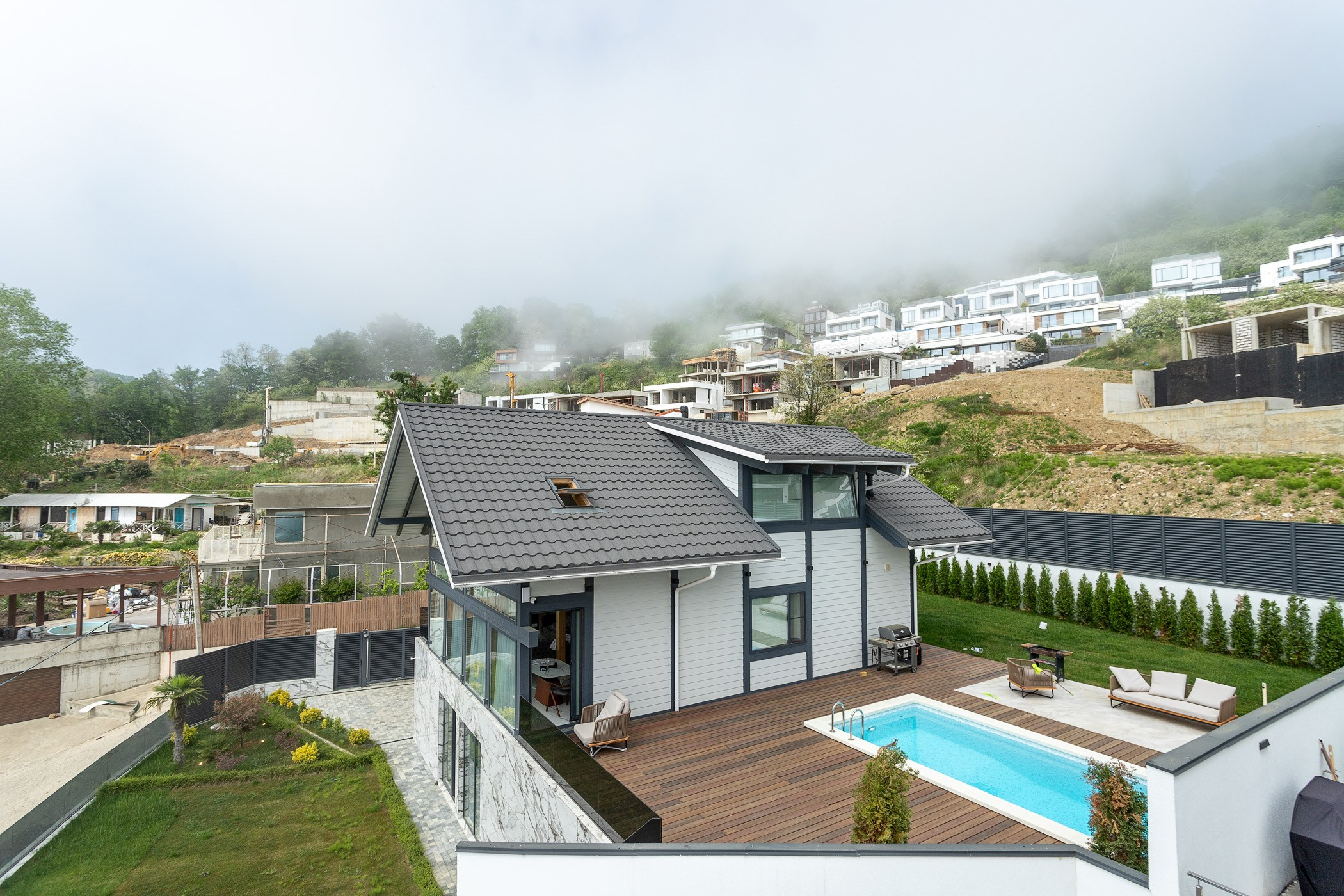 Загородный дом на участке с бассейном. Архитектурная съёмка домов, сооружений и недвижимости.