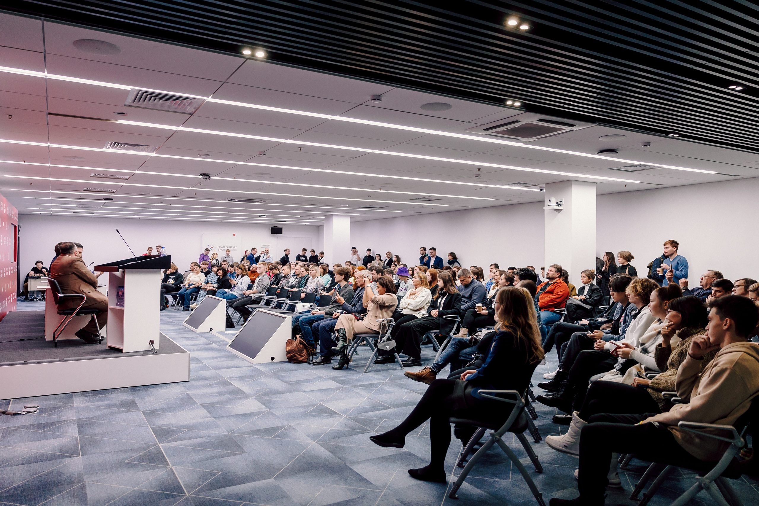 СКБ Контур — Форум будущего — Деловая программа. Лёшка Варзегов — фотограф