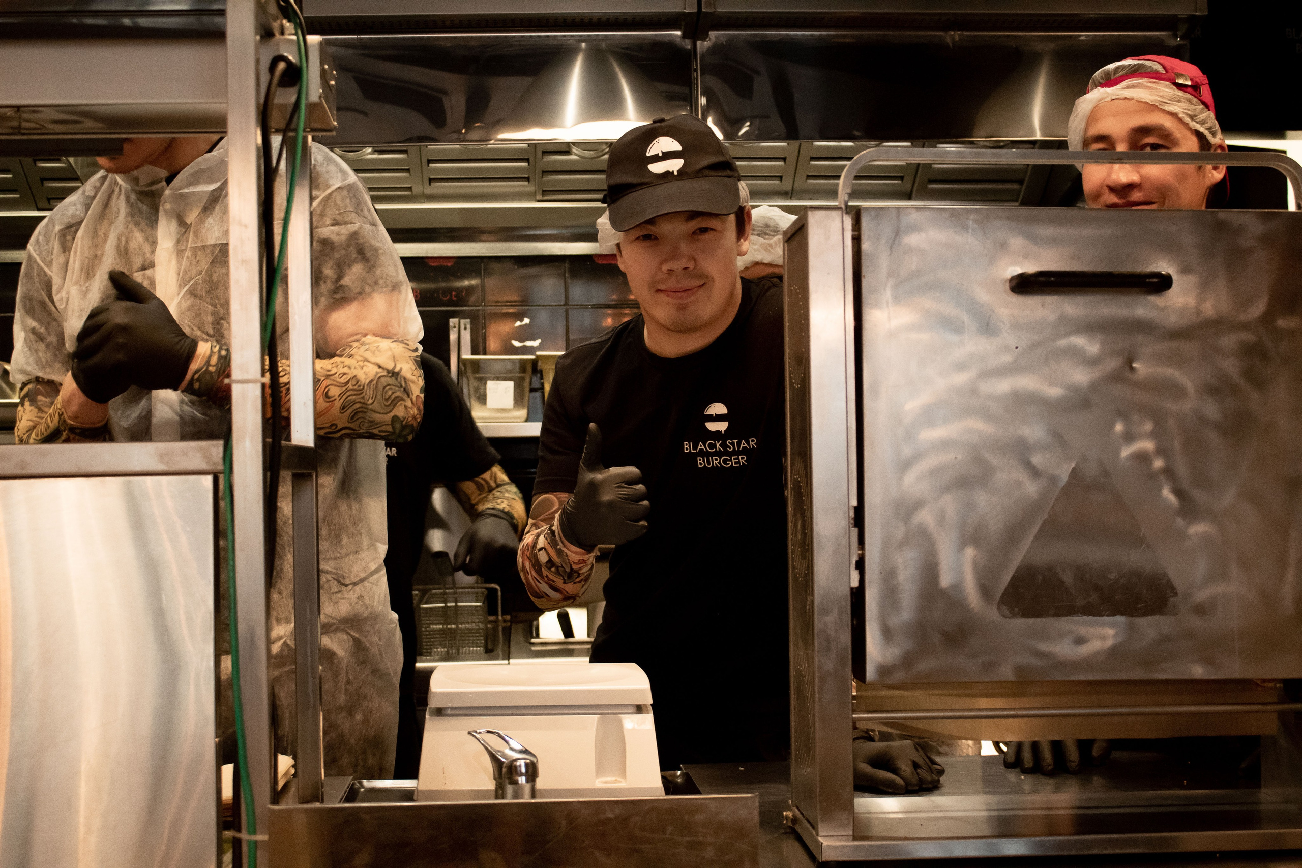 Баскетболисты в Блэкстарбургере. Репортажный Фотограф