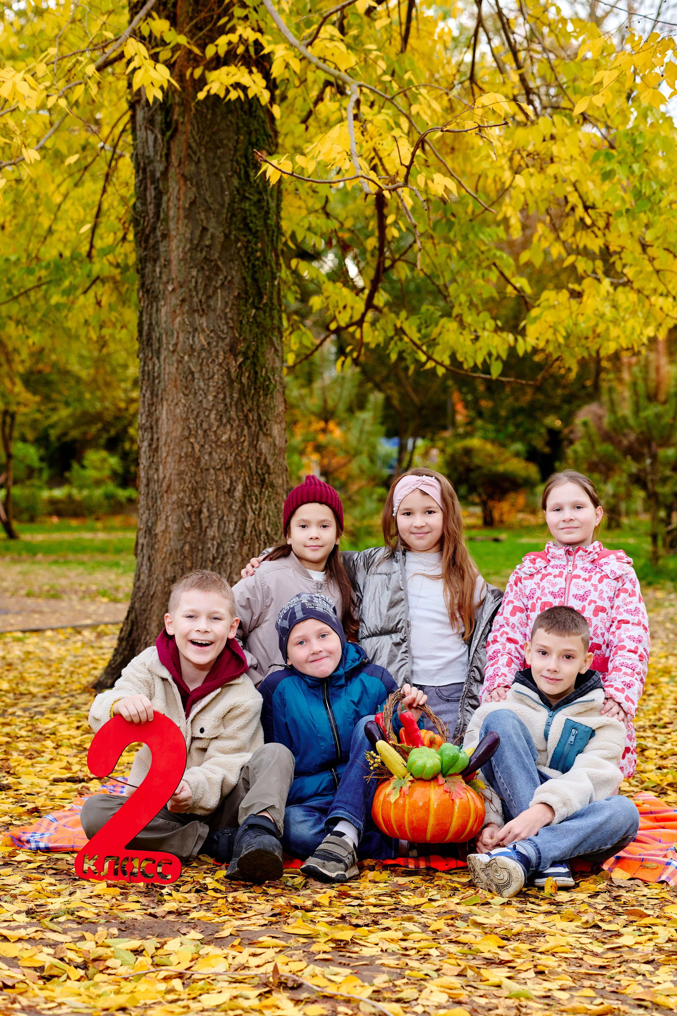 Прогулка в парке классом. Фотограф Выпускные альбомы Таганрог Сергей Коробченко