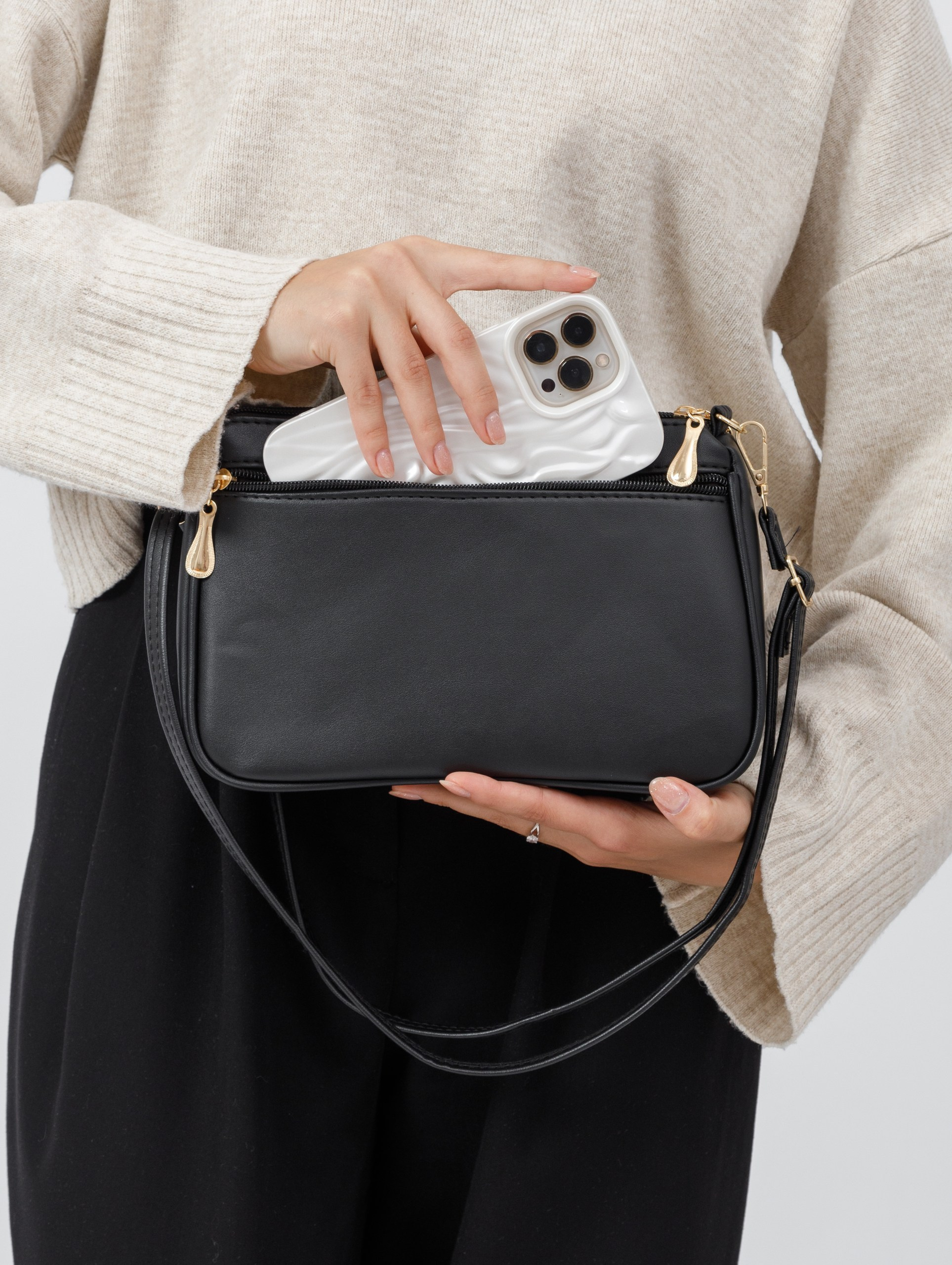 Съемка розовой и черной сумки для маркетплейса. Студия коммерческой съемки ХВОЯ