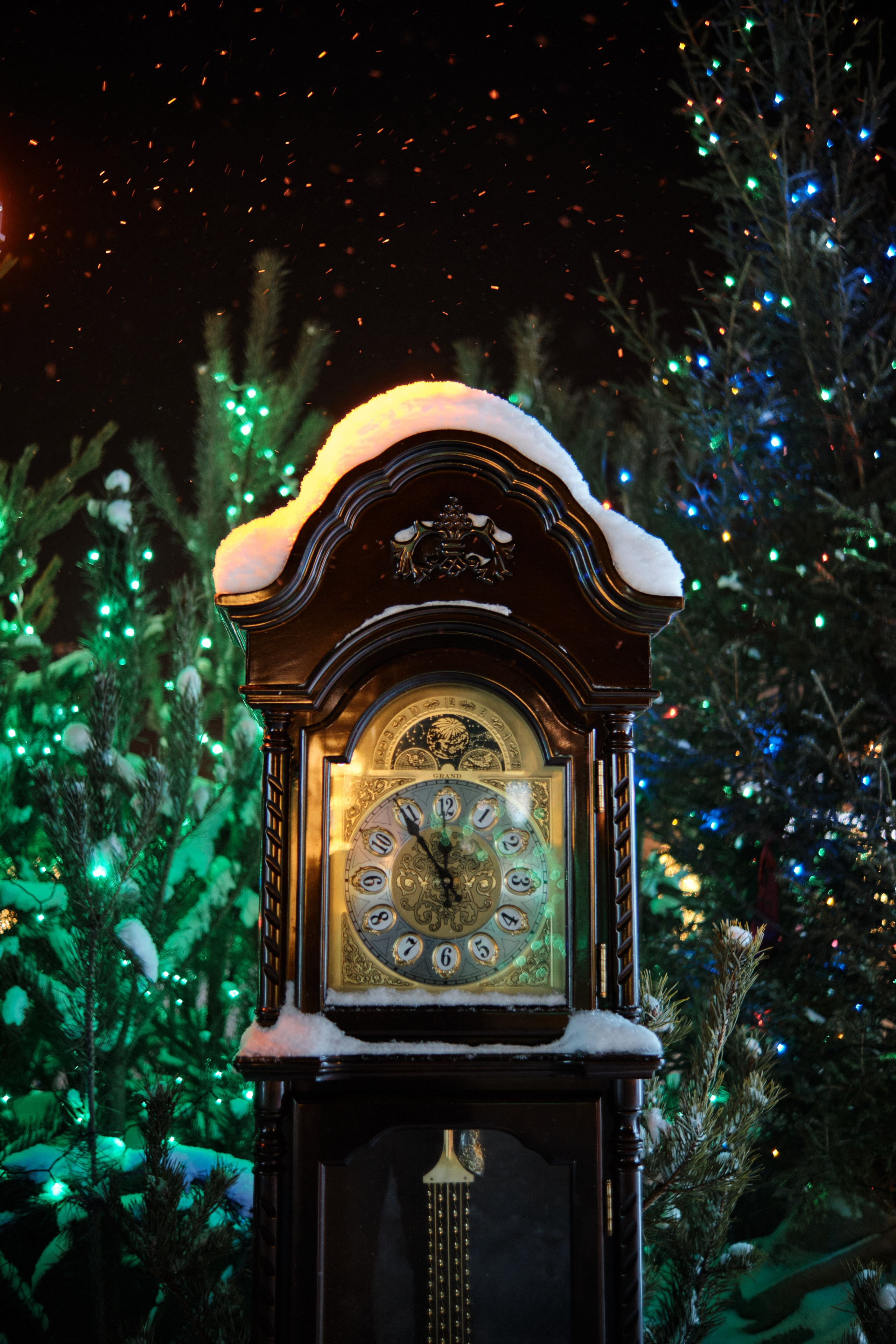 Старинные часы на Площади Куйбышева в Самаре