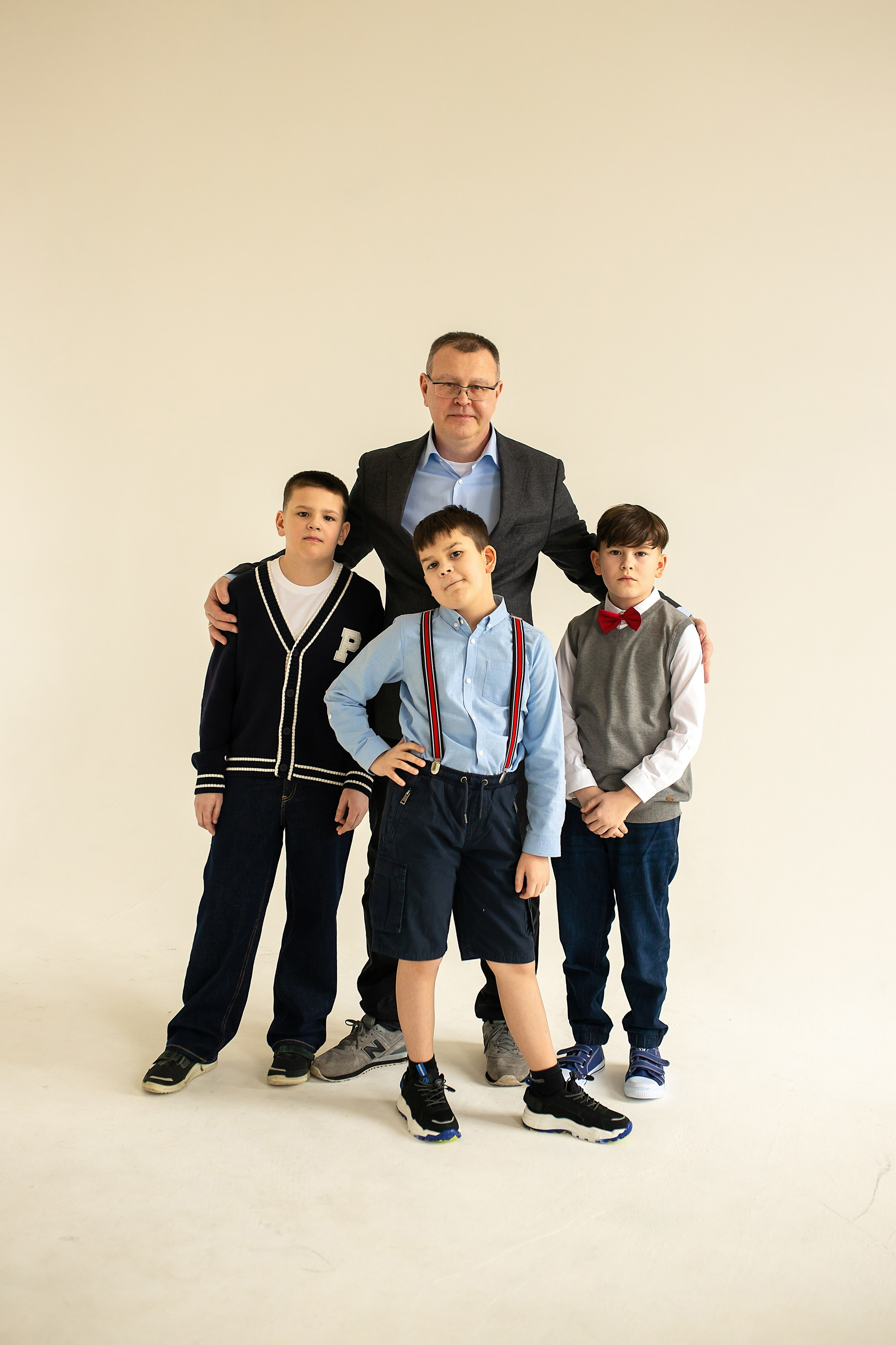 Семейная фотосессия на циклораме с естественным светом. Фотограф в Железнодорожном и Балашихе