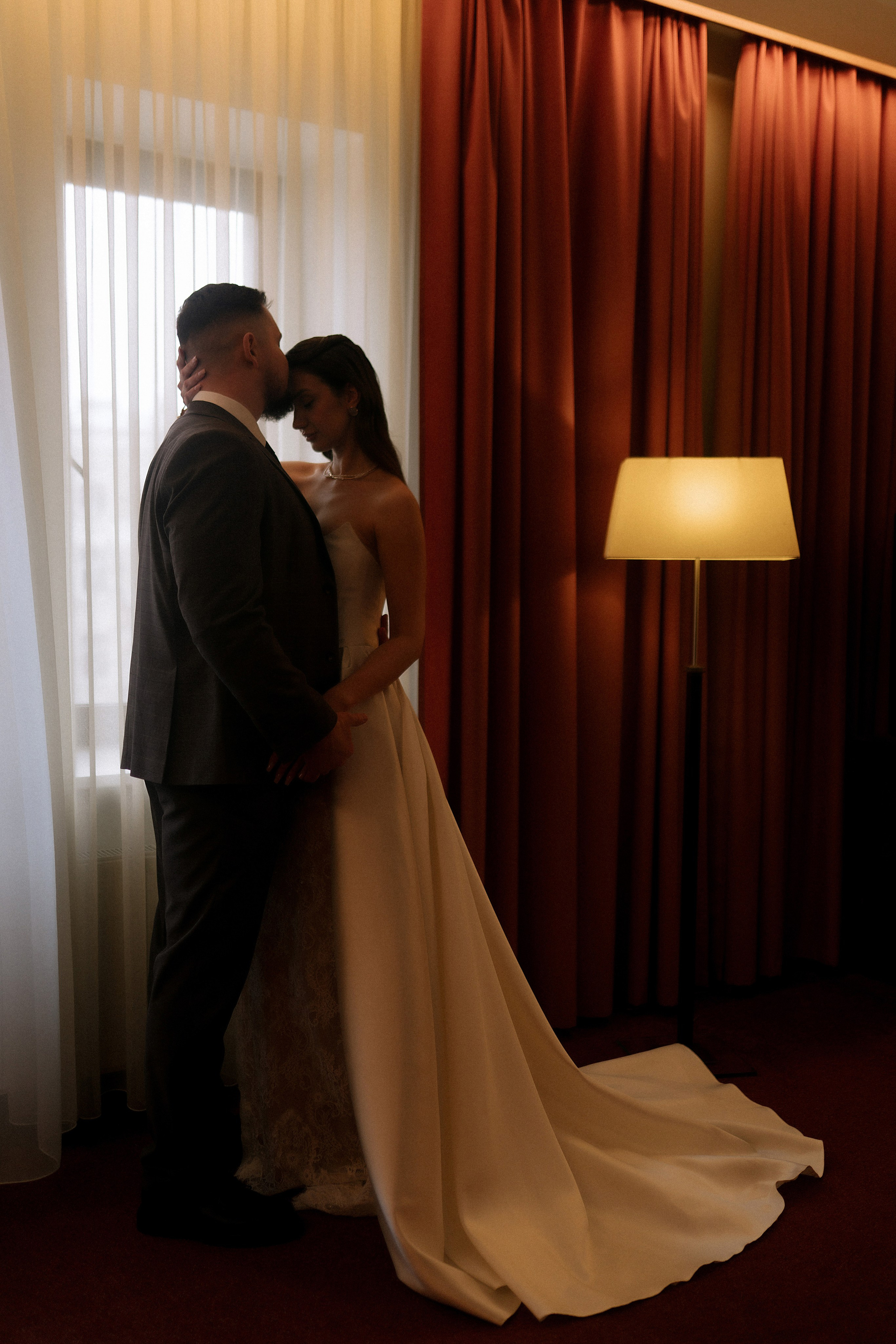 Утро жениха и невесты | Арина и Игорь в отеле Арт-бутик в Воронеже. Фотограф Карина Шмулёва. Воронеж и область