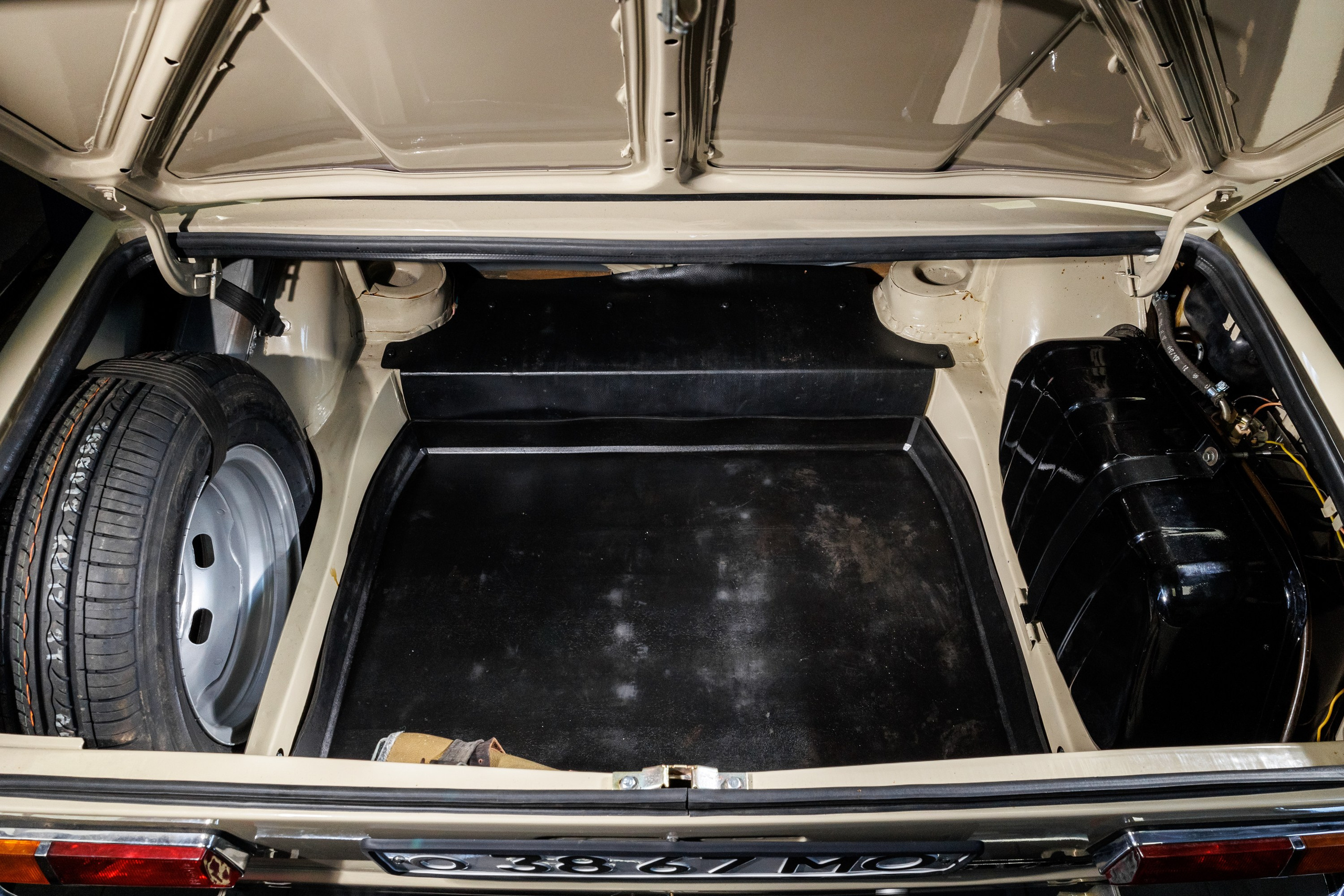 Автомобильная фотосъемка ВАЗ 2101 после реставрации в Бюро "Наследие"