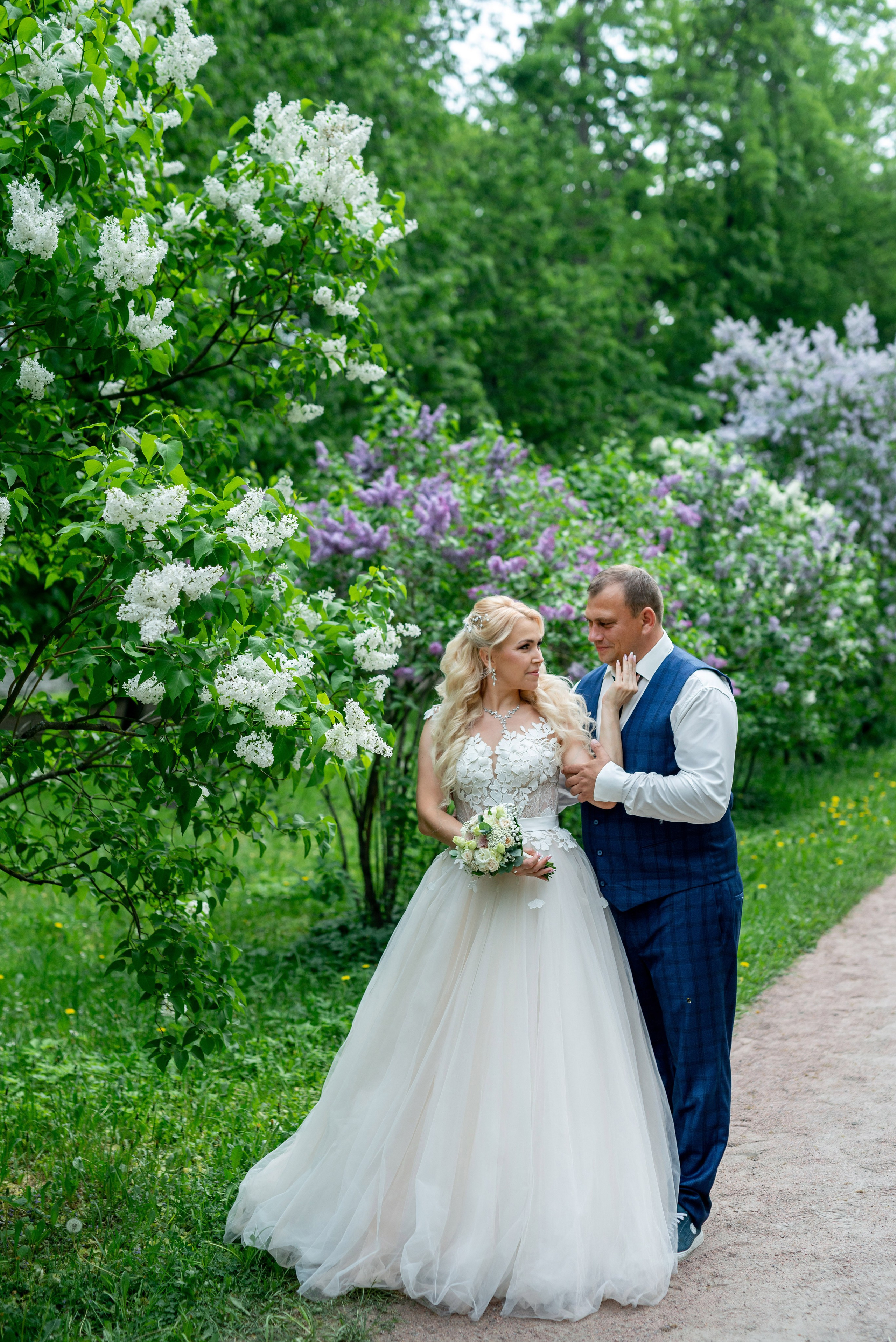 Евгения (фотосессия с малиновым chevrolet camaro, в сирени в Пушкине в Екатерининском парке). Портретный, семейный и свадебный фотограф в Санкт-Петербурге и в Пушкине Ширяев Денис
