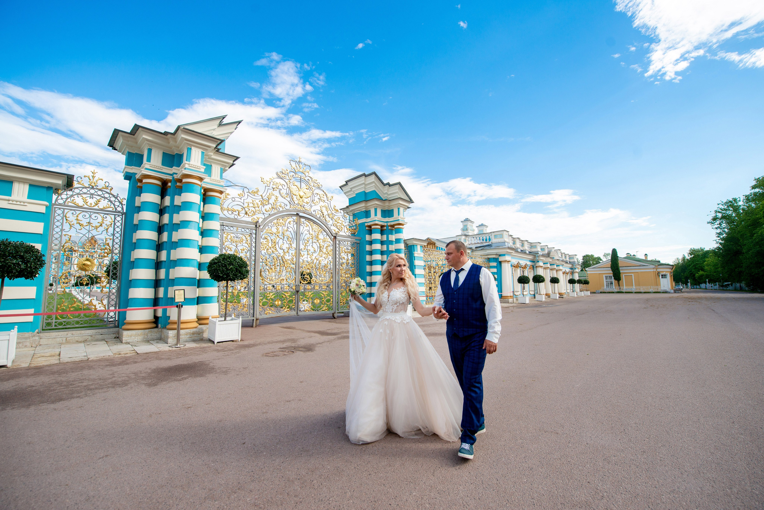 Евгения (фотосессия с малиновым chevrolet camaro, в сирени в Пушкине в Екатерининском парке). Портретный, семейный и свадебный фотограф в Санкт-Петербурге и в Пушкине Ширяев Денис