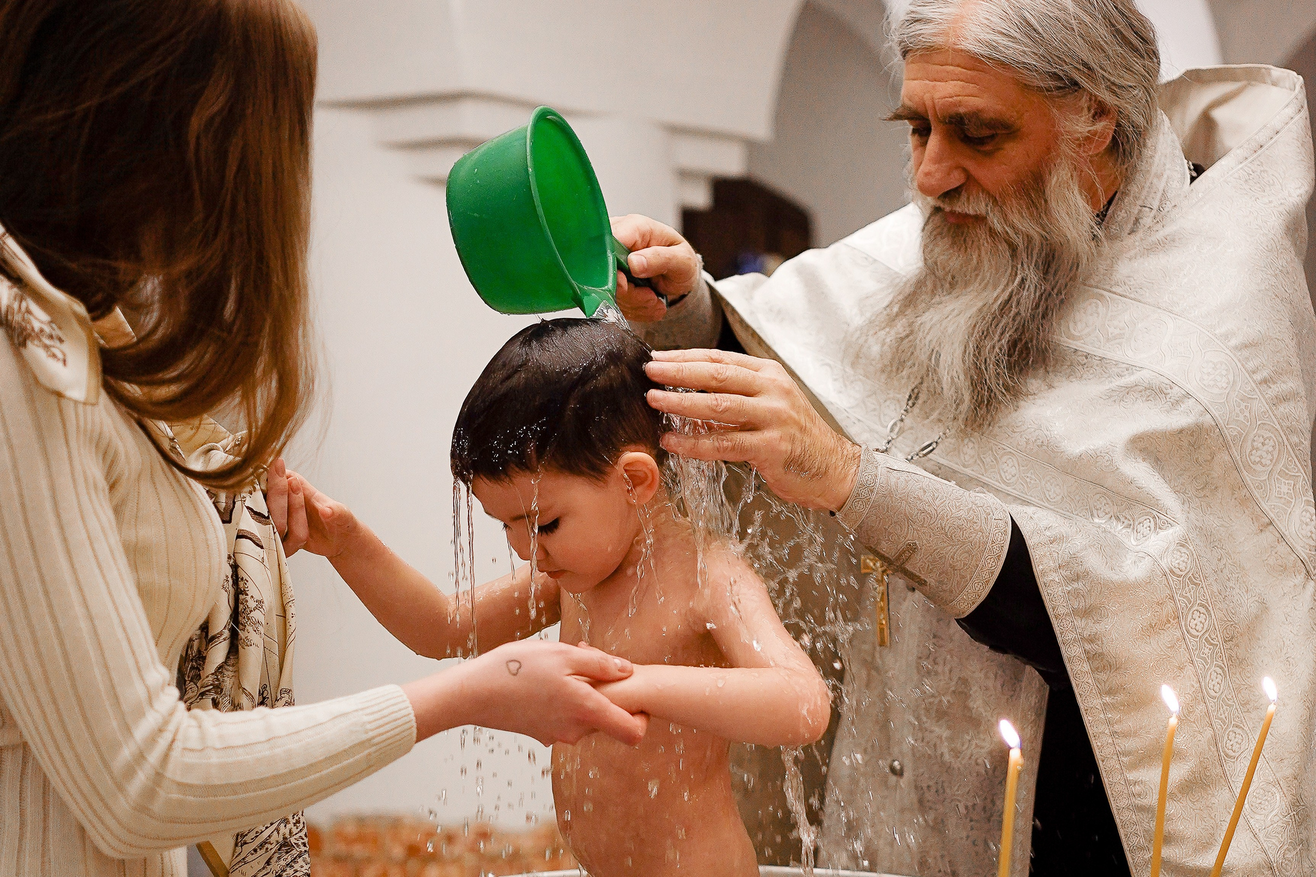 Таинство Крещения в храме Живоначальной Троицы в Троицке. Семейный и детский фотограф в Москве Екатерина Офицерова