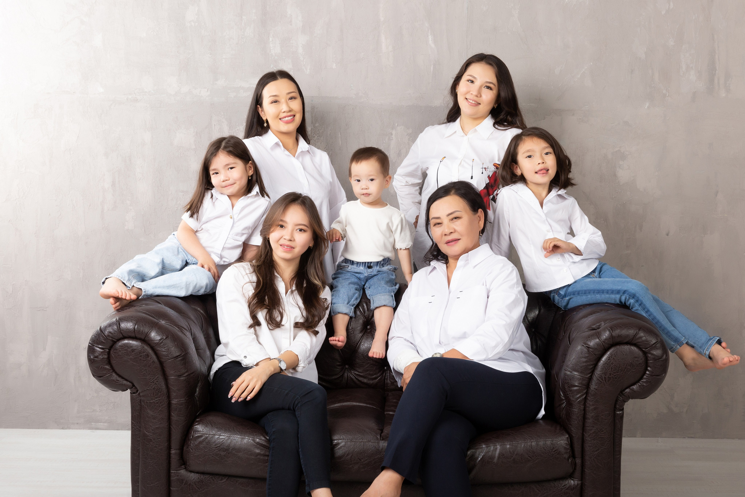 Аяулым и семья. Фотостудия Алматы. Семейная и детская фотостудия Family studio.Фотограф Алматы