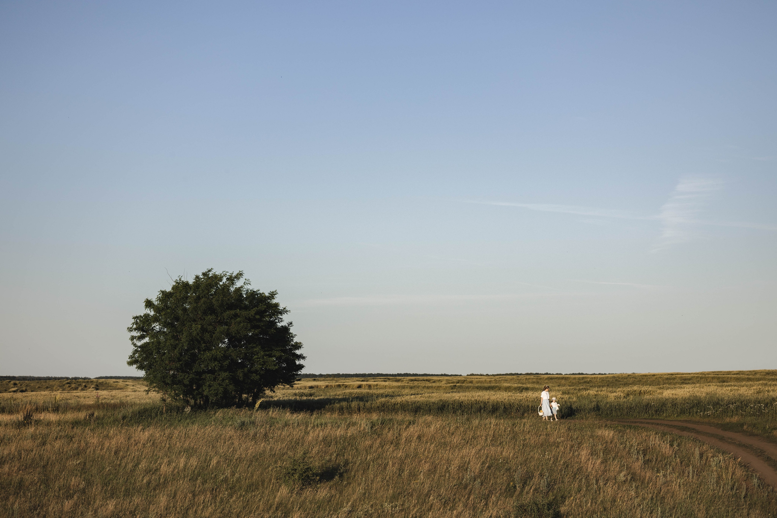 Внучка и бабуля прогулка на природе. Коммерческий фотограф